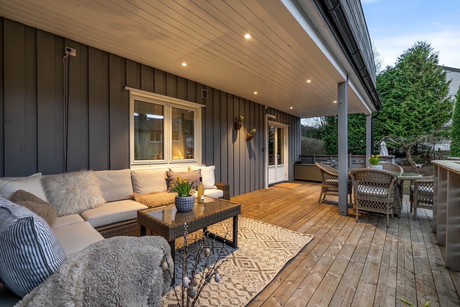 Ny terrasse på 29 kvm og platting på 21 kvm, begge oppført i 2021, som gir gode uteplasser med direkte tilgang til hagen. Galleribilde