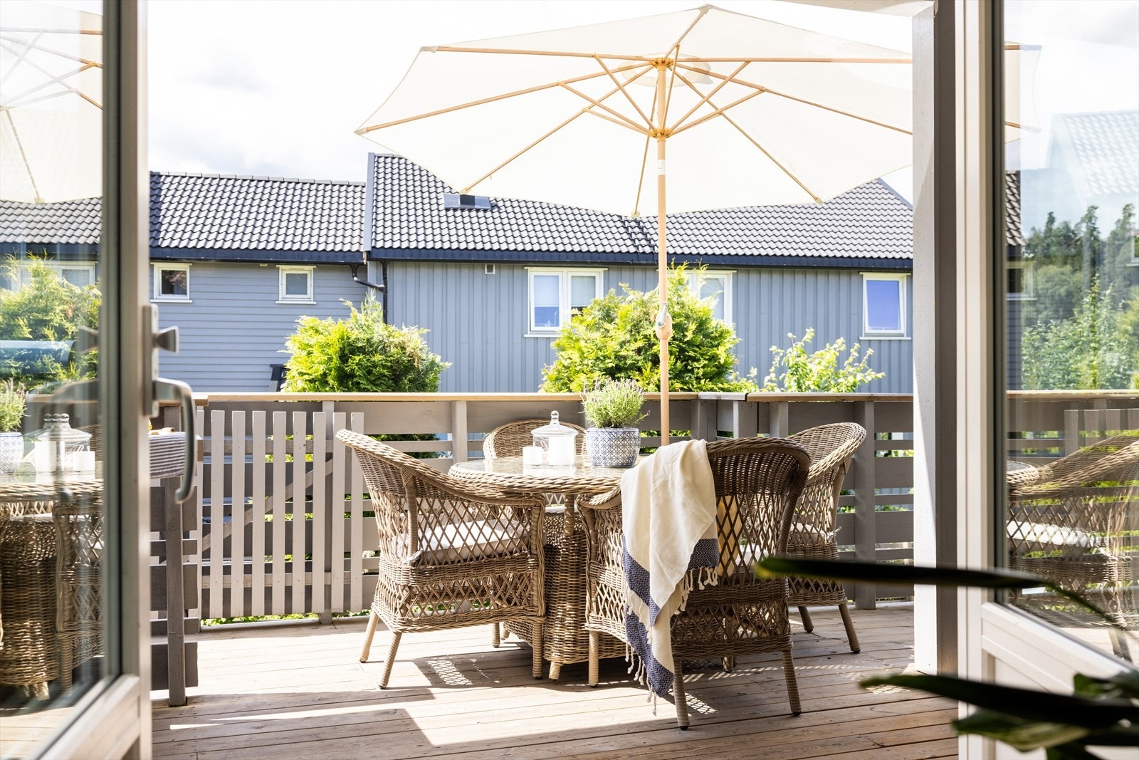 Fra stuen er det utgang til en herlig uteplass på 29 kvm med fantastiske solforhold. Galleribilde