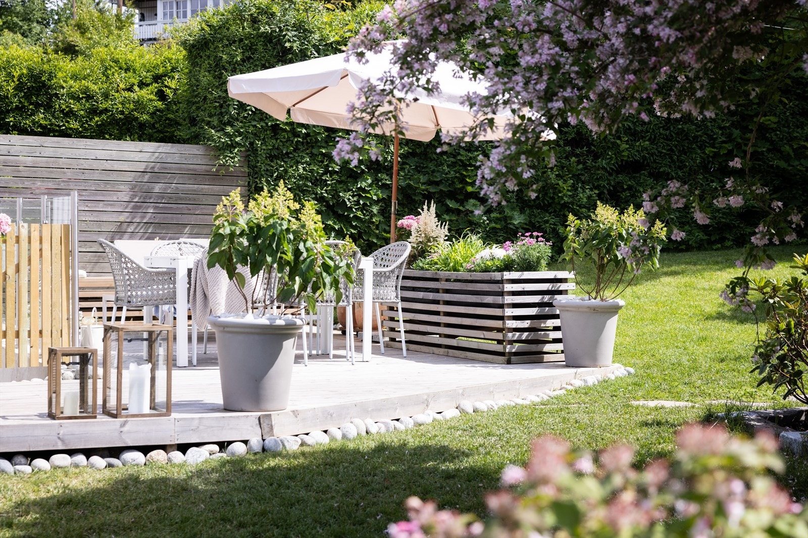 Enheten har eksklusiv bruksrett til hagen, som gir private og skjermede utearealer. Galleribilde