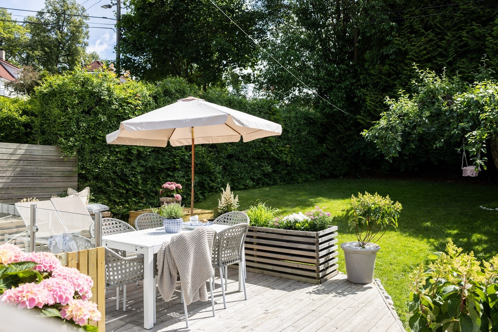 Hagen er perfekt for barnefamilier, med rikelig plass til utelek, trampoline og andre aktiviteter. Her kan barna leke trygt, samtidig som voksne kan nyte roen i et trivelig uteområde. Galleribilde