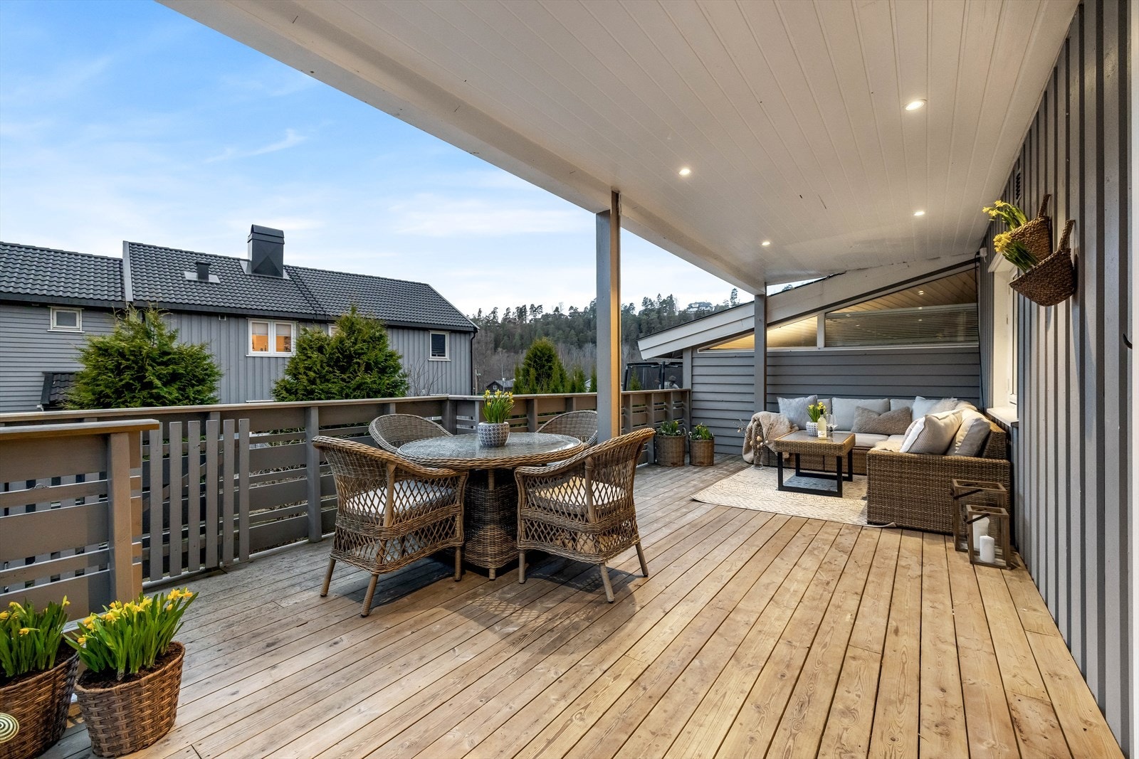 I vår- og sommerhalvåret blir uteplassen en naturlig forlengelse av stuen, ideell for hyggelige stunder med familie og venner. Galleribilde