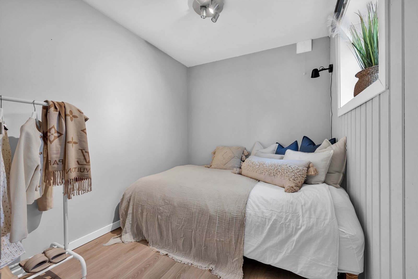 Soverommet er romslig, med plass til dobbeltseng, nattbord og tilhørende møbler. Galleribilde