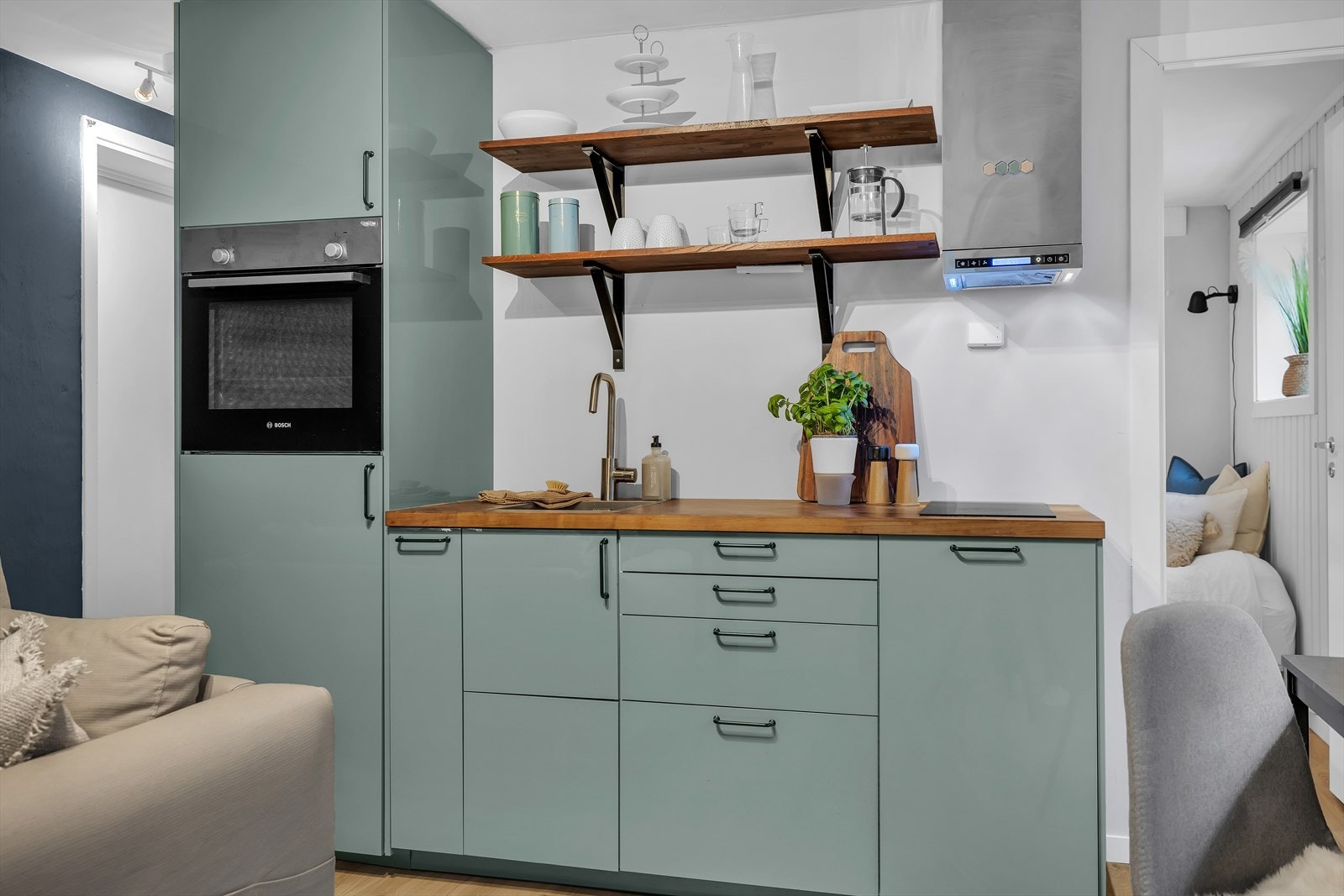 Moderne IKEA-kjøkken fra 2020 med stilrene, glatte fronter og rikelig med skap- og benkeplass. Kjøkkenet er fullt utstyrt med integrert stekeovn, platetopp, kombinert kjøl/fryseskap og oppvaskmaskin. Galleribilde