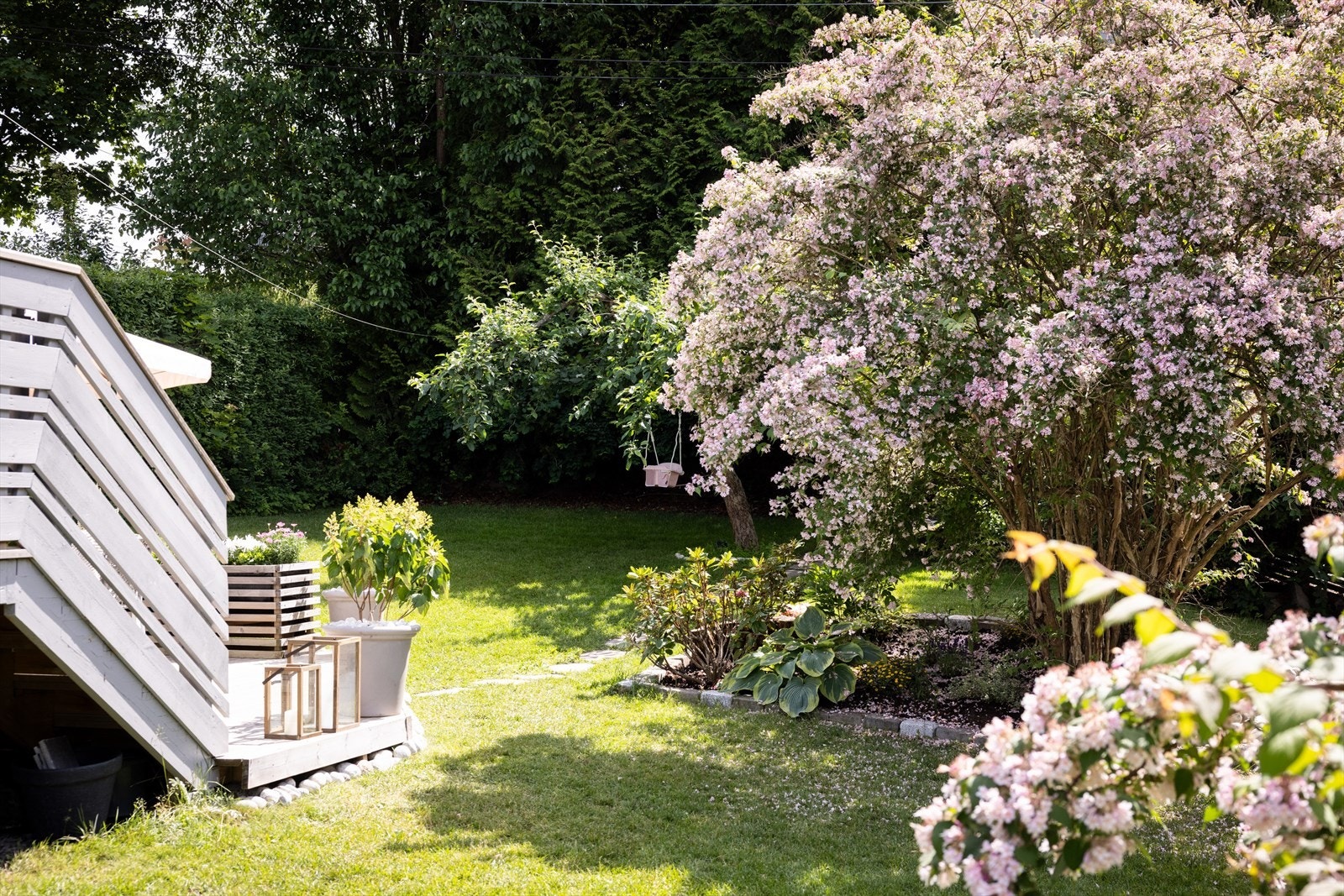 Den private hagen gir et ideelt fristed for både avslapning og morsomme utendørsopplevelser for hele familien. Galleribilde