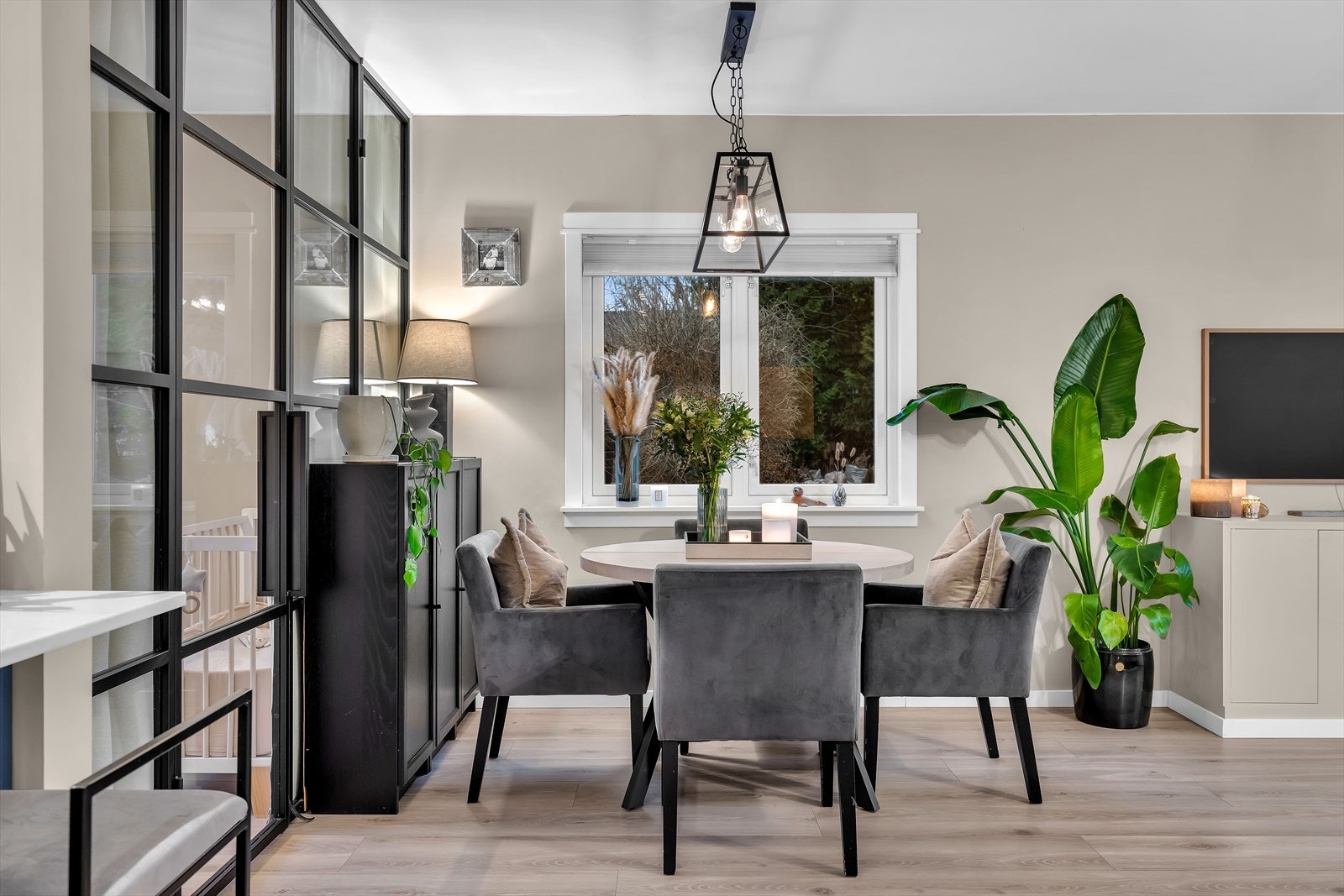 I stuen er det god plass til et hyggelig spisebord, som skaper en innbydende atmosfære og gir rom for gjester på besøk. Galleribilde