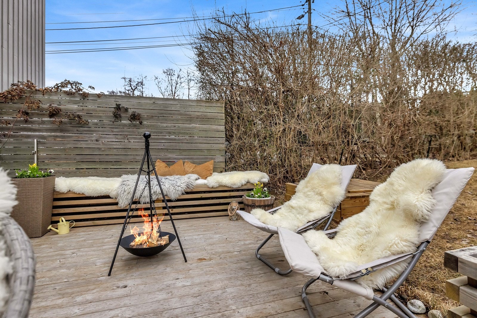 Her kan du enkelt skape en koselig uteoase med utemøbler, beplantning og en gassgrill, og nyte solrike dager og kvelder i komfortable omgivelser. Galleribilde