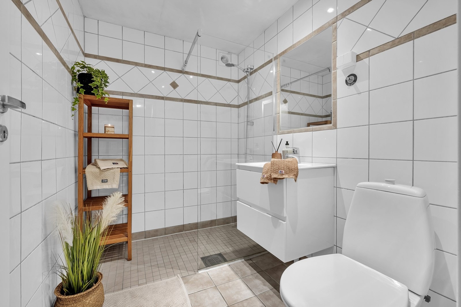 Pent, flislagt baderom med elektrisk gulvvarme. Ny baderomsinnredning ble installert i 2020. Galleribilde