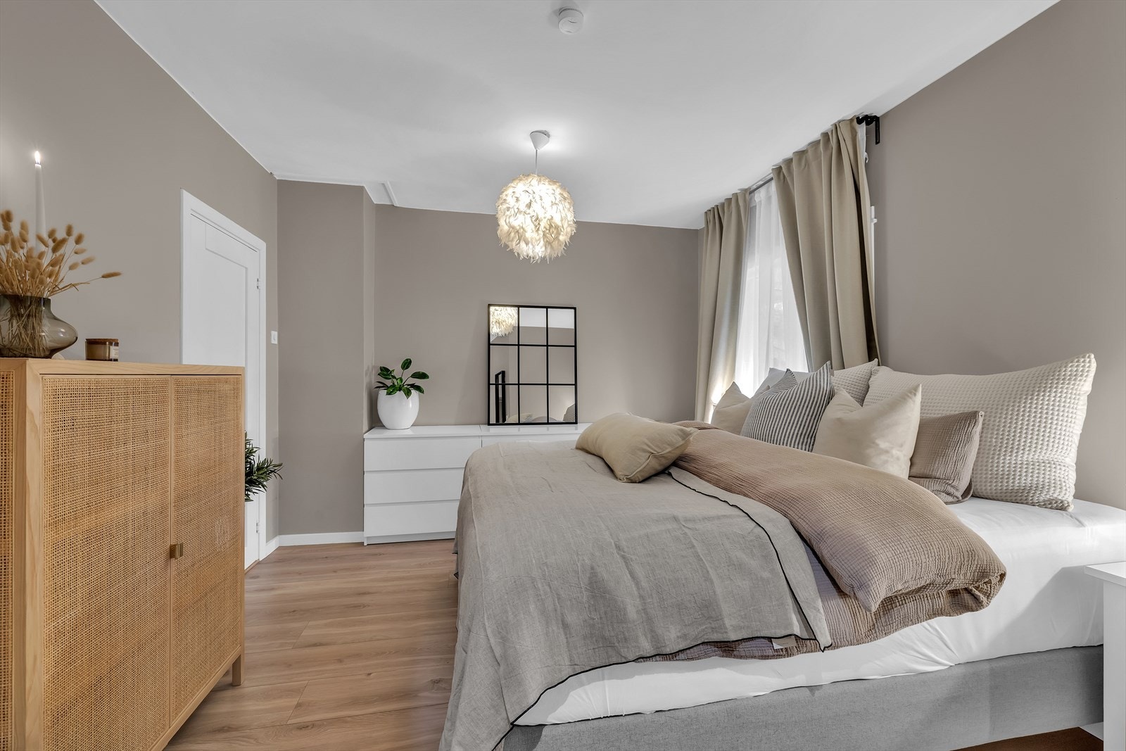 Hovedsoverommet er svært romslig, med plass til dobbeltseng, nattbord og tilhørende møbler. Galleribilde