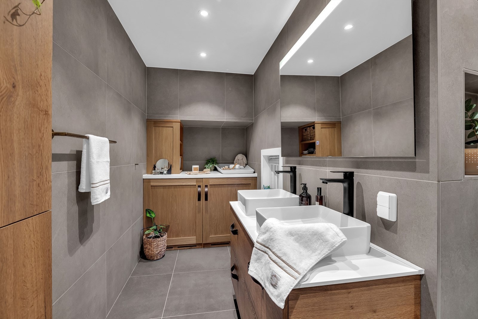 Delikat, flislagt baderom med elektrisk gulvvarme og downlights i himlingen. Badet er innredet med klosett og dobbel servant på stilfull innredning. Galleribilde