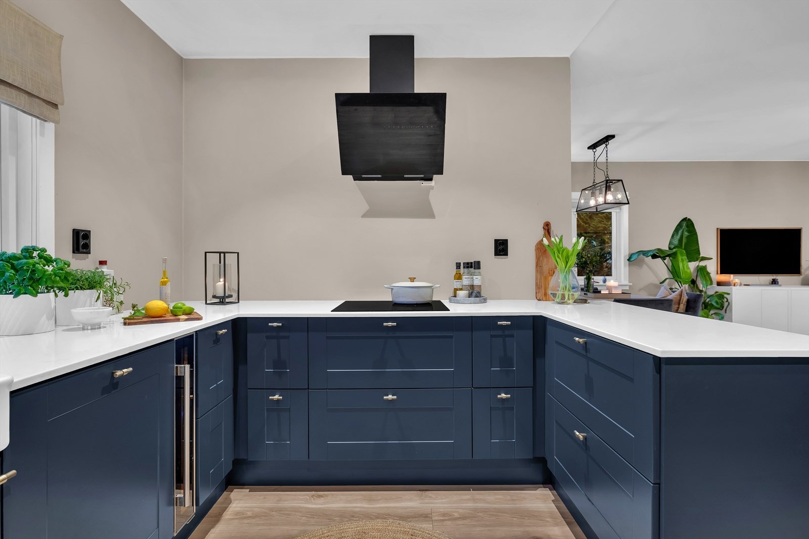 Kjøkkenet har elegante, profilerte fronter og kompositt benkeplate med nedfelt vaskekum og kjøkkenarmatur fra Tapwell. Galleribilde