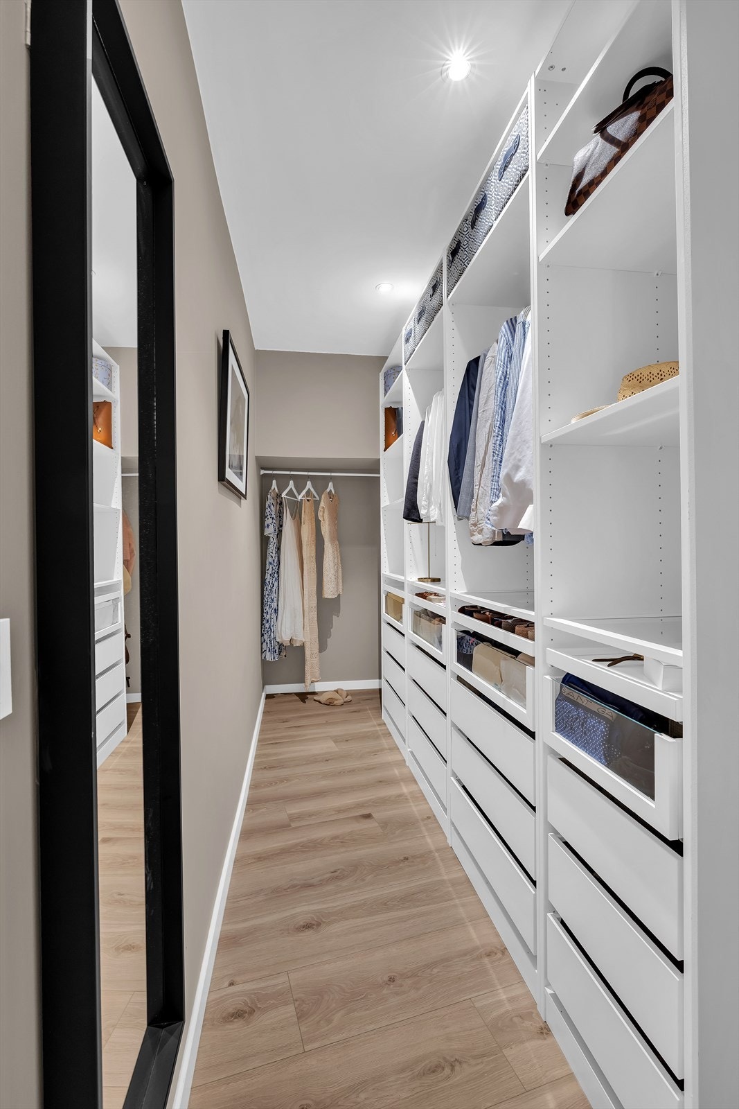 Fra soverommet er det direkte adkomst til et praktisk omkledningsrom, som gir ekstra lagringsplass og smarte løsninger for klær og eiendeler. Rommet har også en åpen Pax-garderobeløsning. Galleribilde