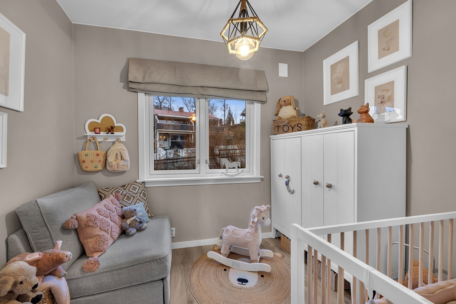 Soverom 2 er romslig og har plass til både seng og øvrige møbler. Det er et allsidig rom som passer perfekt som barnerom, gjesterom eller hjemmekontor, tilpasset dine behov. Galleribilde