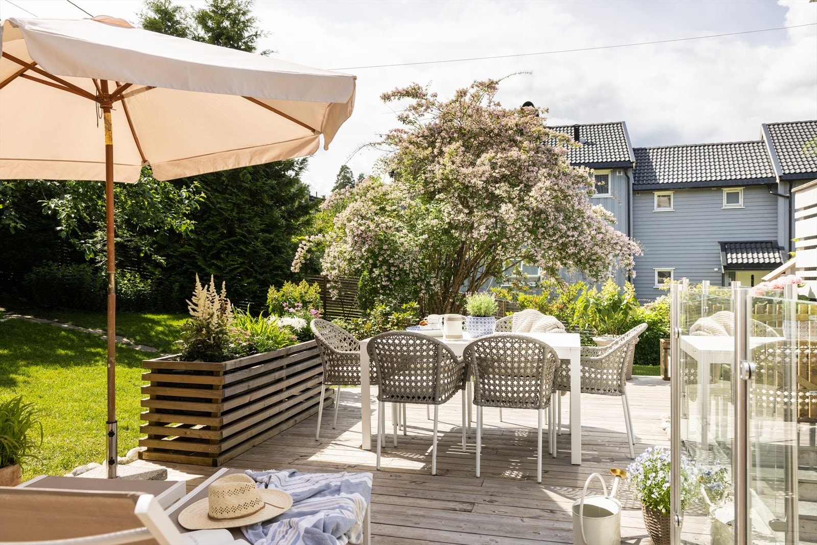 Fra balkongen er det en trapp som fører ned til en fantastisk platting på ca. 21 kvm, med direkte adkomst til hage. Galleribilde