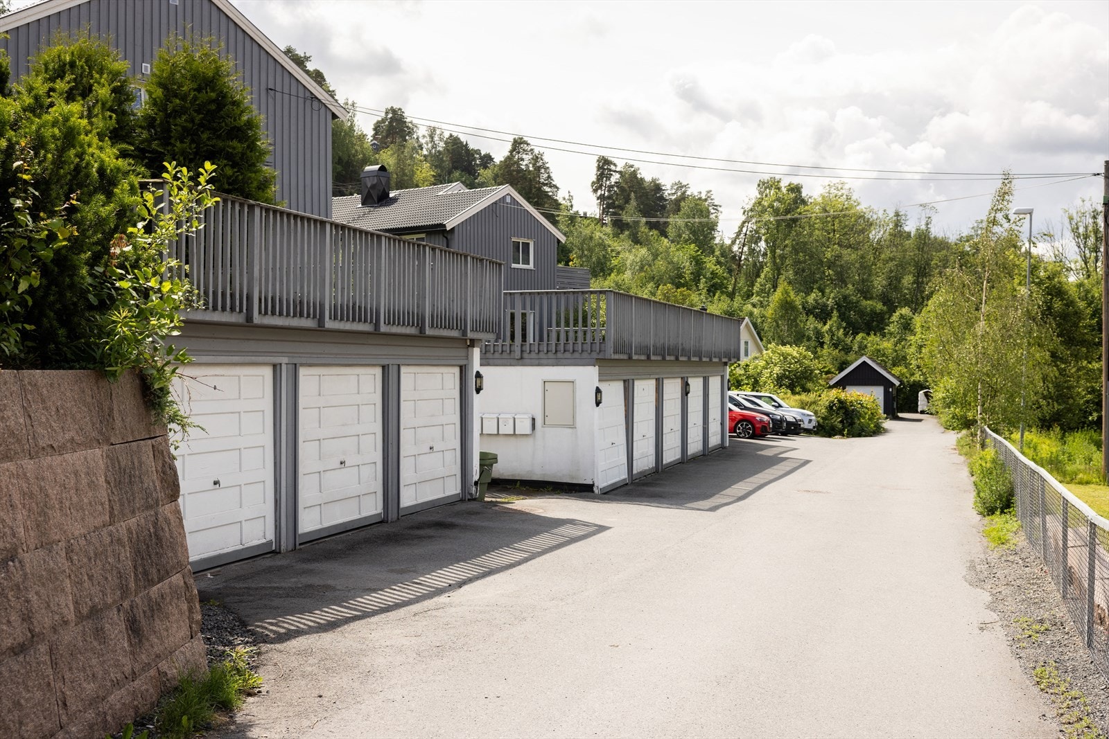 Det medfølger en garasjeplass i rekke. Galleribilde