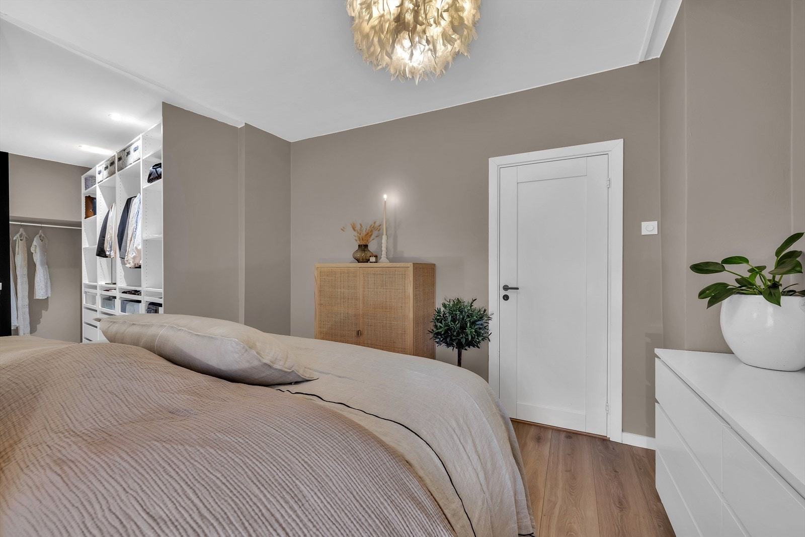 Rommet har også rikelig med oppbevaringsplass i en åpen Pax-garderobeløsning fra 2023. Galleribilde