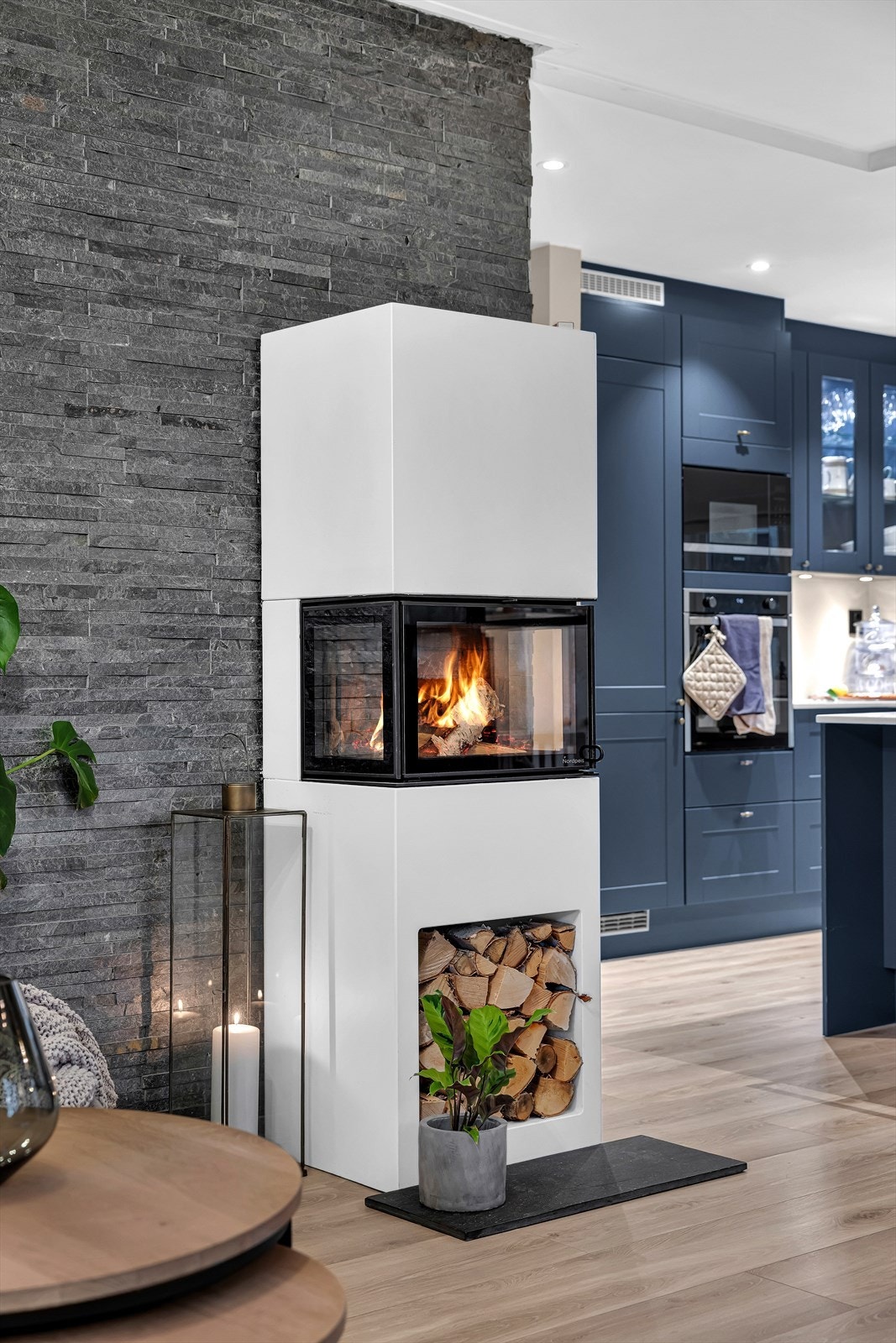 Samme år ble dekorflis montert på murveggen bak peisen, som gir et lekkert, tidløst uttrykk. Galleribilde