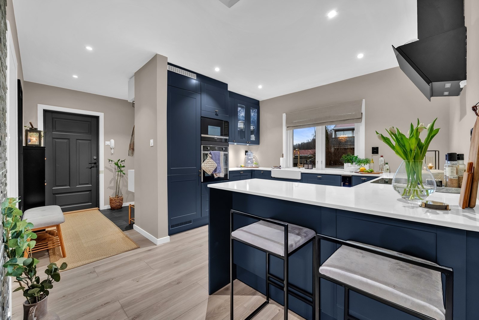 Stilrent Aubo-kjøkken fra 2019 med god skap- og benkeplass. God belysning over benkeplaten skaper en praktisk og innbydende arbeidsflate. Galleribilde