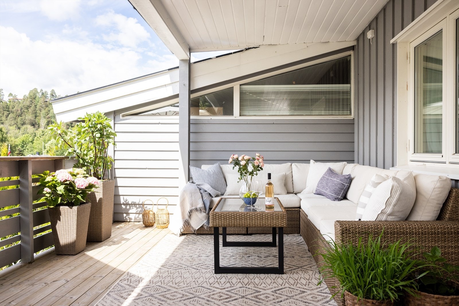 I 2018/2019 ble det installert spotter i taket på terrassen, som gir et stilfullt og funksjonelt lys, perfekt for kveldsbruk og hyggelige utendørsstunder. Galleribilde