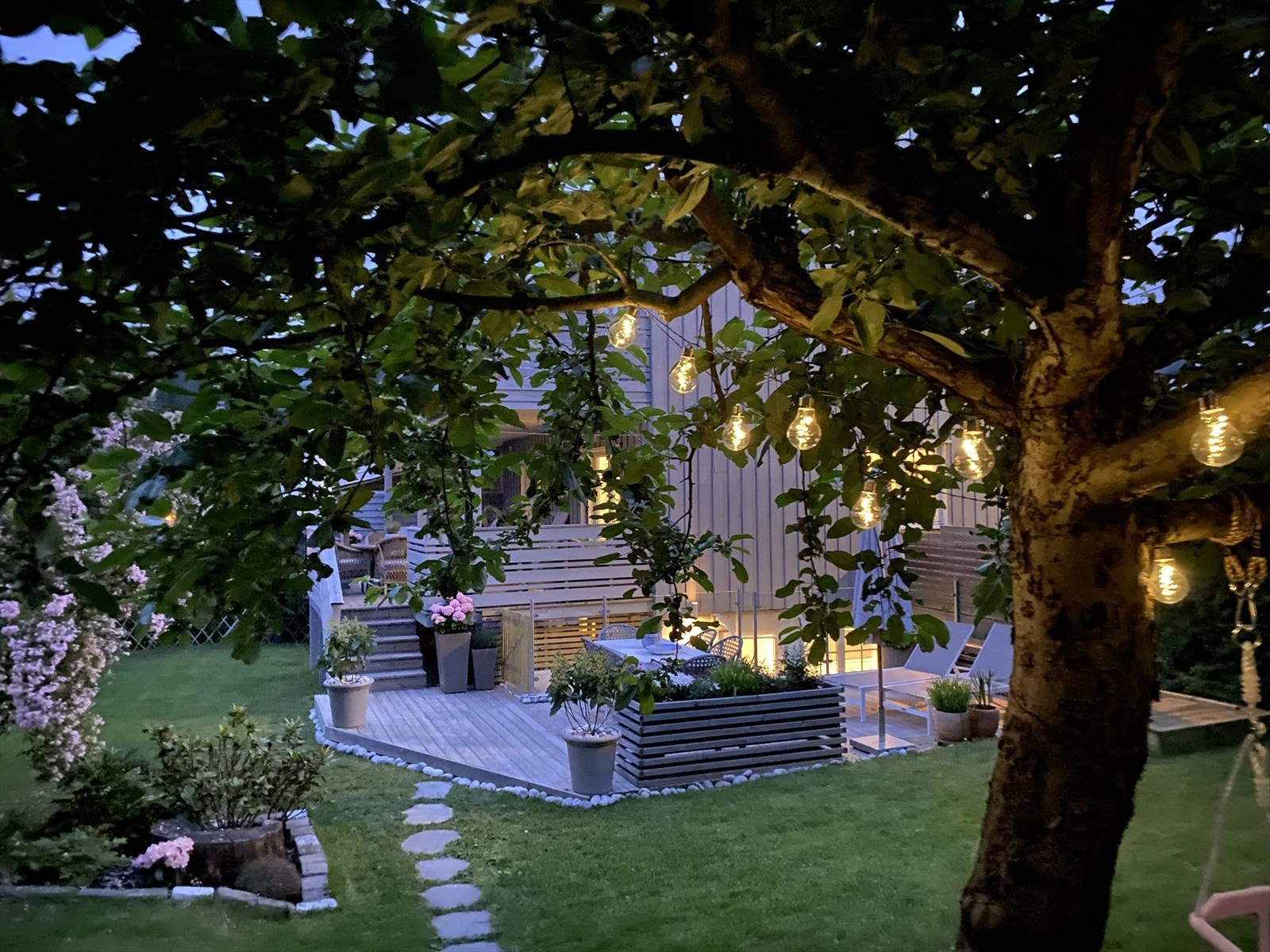 I 2021 ble det gjennomført ny drenering rundt huset, som sikrer god fuktbeskyttelse og bidrar til å opprettholde et tørt og stabilt grunnlag for boligen. Galleribilde