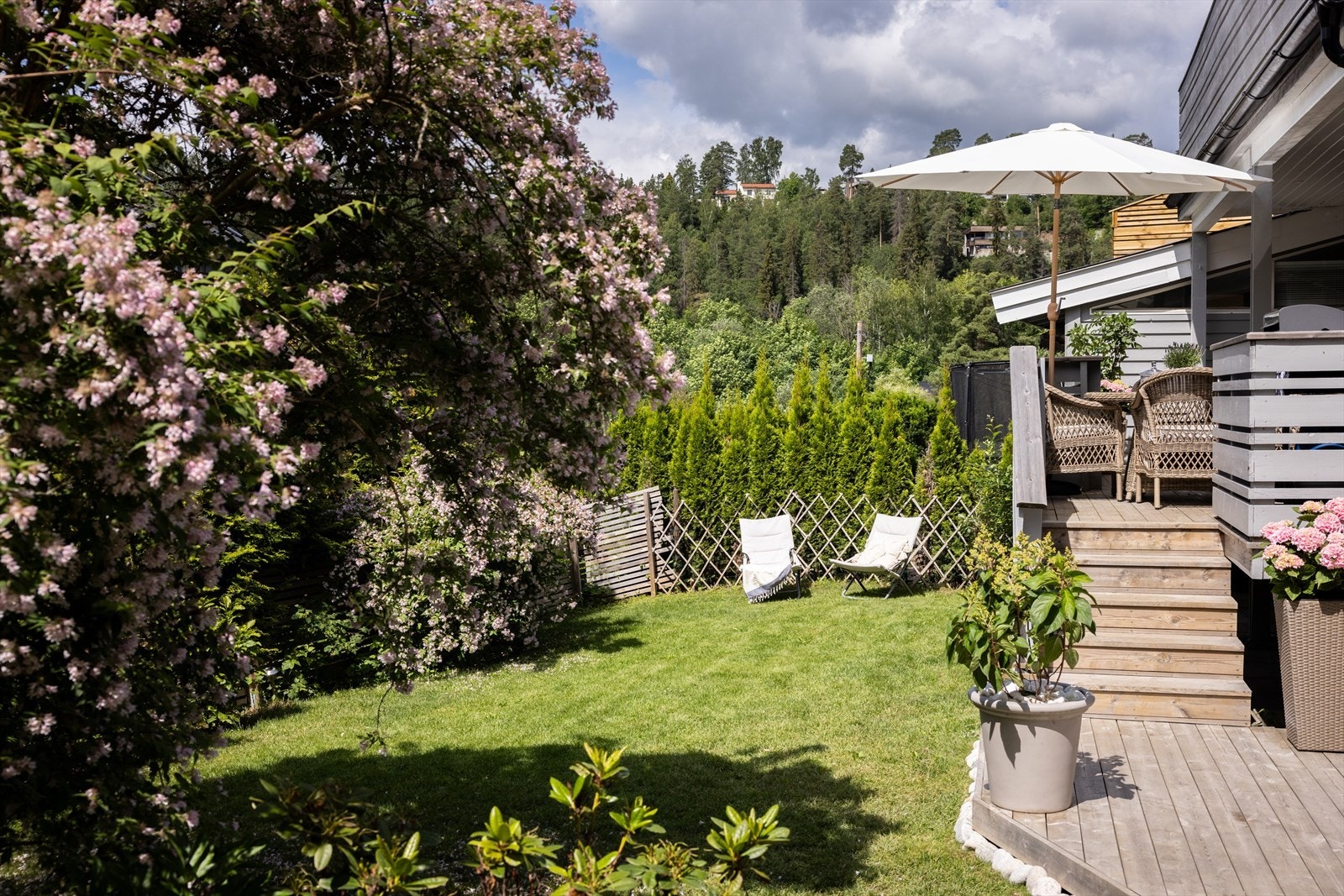 I 2019 ble det satt opp gjerde med port rundt hagen, som gir både privatliv og en trygg avgrensning for uteområdet, perfekt for barnefamilier eller kjæledyr. Galleribilde