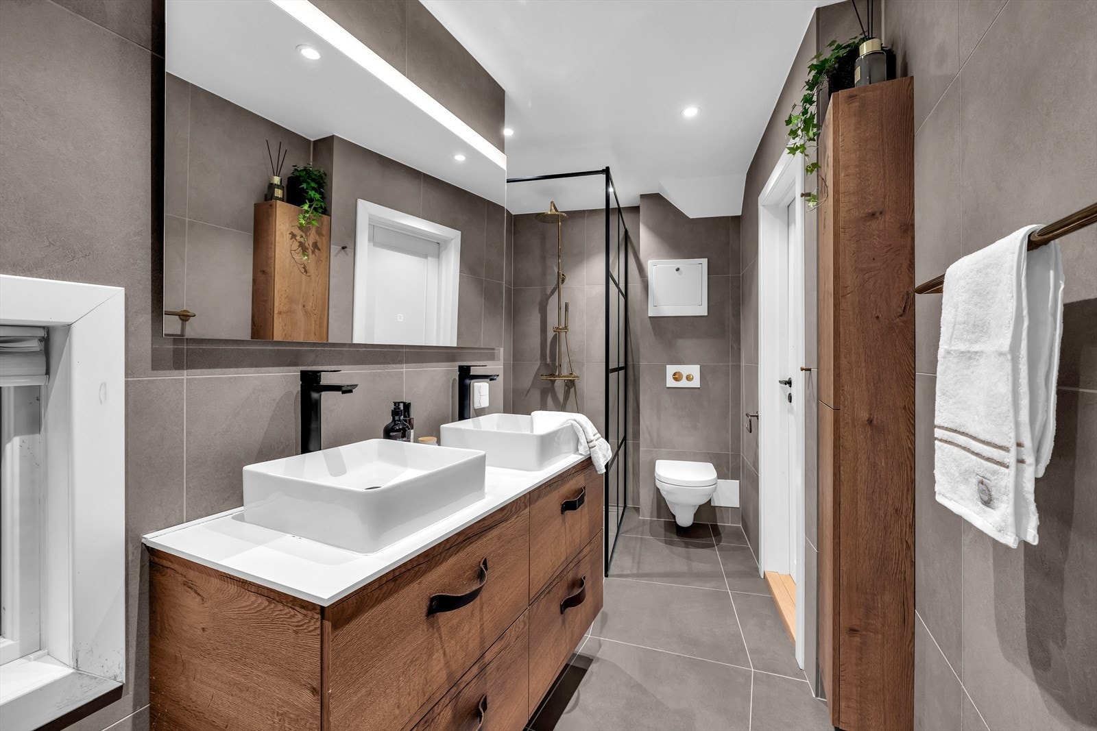 Baderomsmøblene er fra Foss Bad, og bidrar til et funksjonelt og estetisk tiltalende rom. Galleribilde