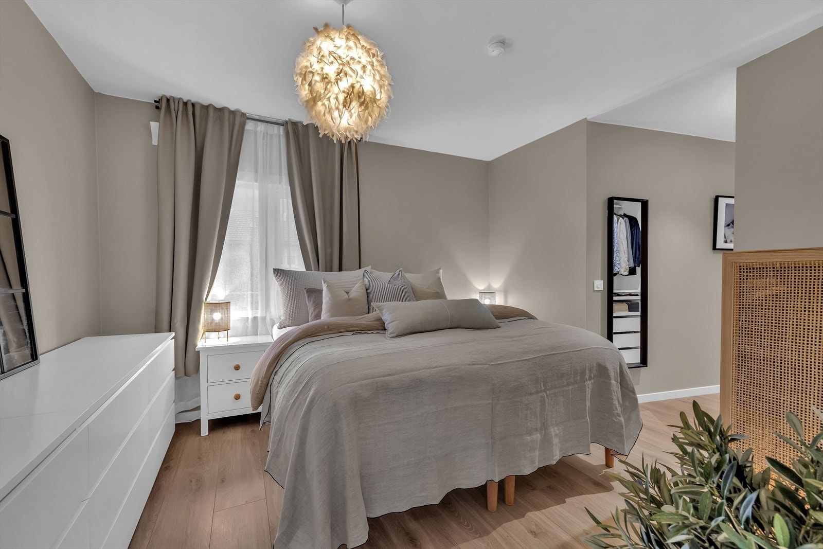 De delikate fargevalgene på veggene, sammen med store vindusflater, skaper en lys og behagelig atmosfære. Galleribilde