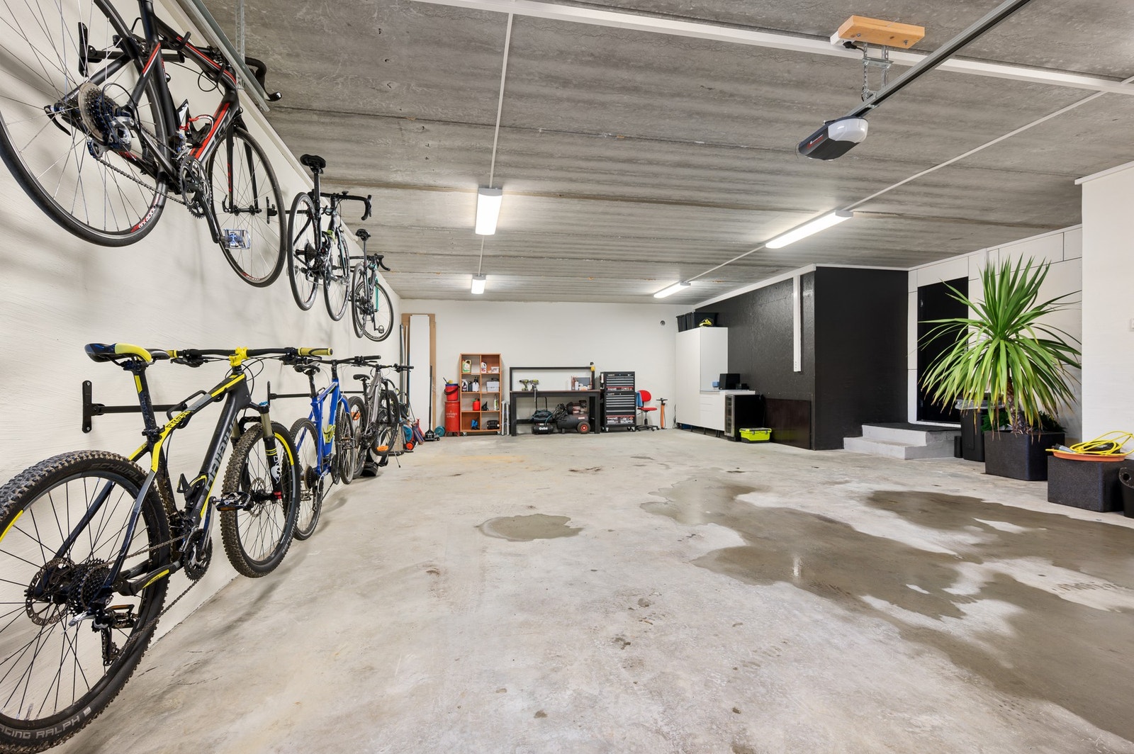 Garasjen er på nesten 80 kvm, så her er det god lagringsplass for opp til fire biler og alt av utstyr! Det er også innvendig inngang fra garasjen til gang, bod og teknisk rom. Galleribilde