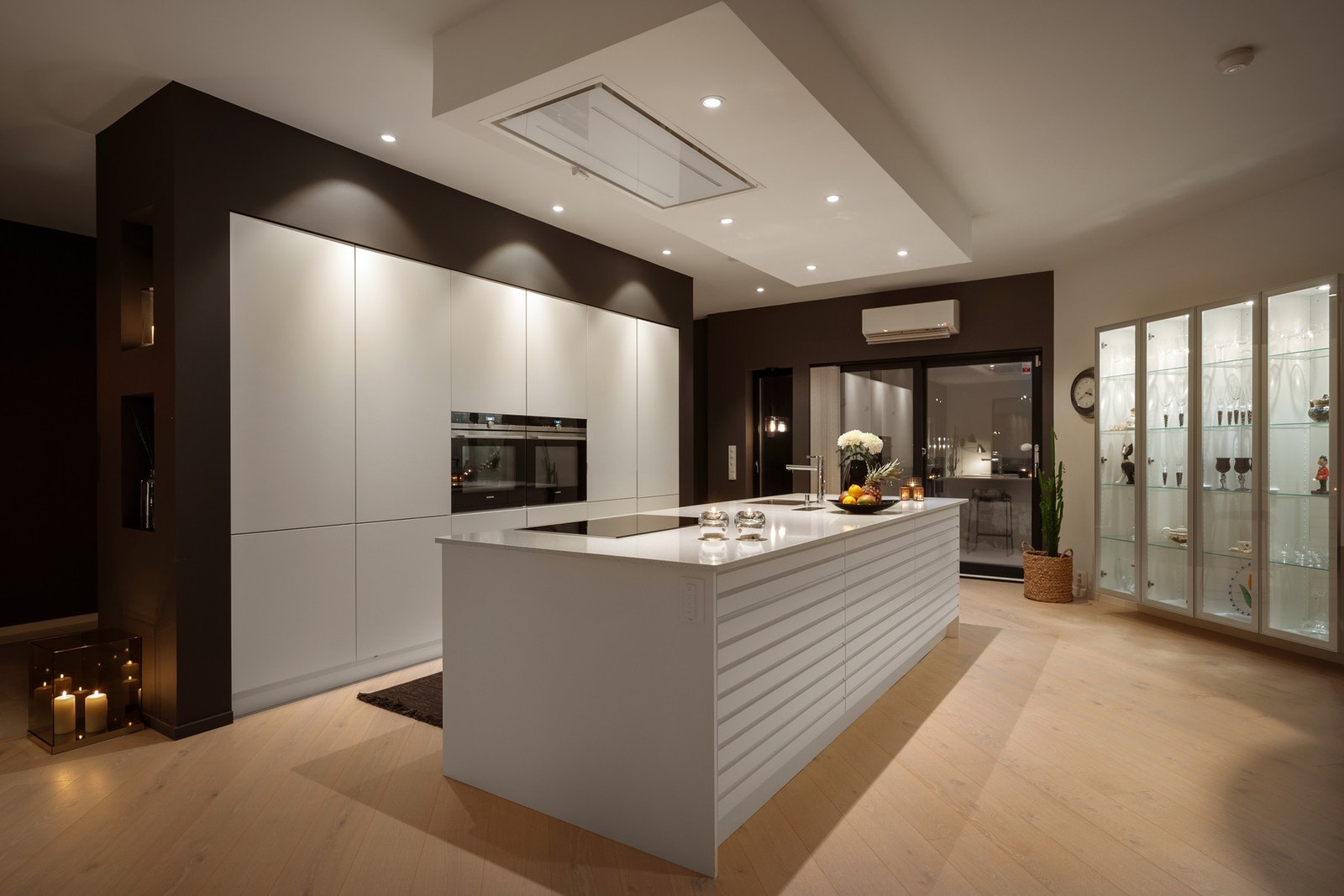 Stor, moderne og lekker enebolig med høy standard. Her for eksempel gjennomtenkt plan for koselig og god belysning på kjøkkenet Galleribilde