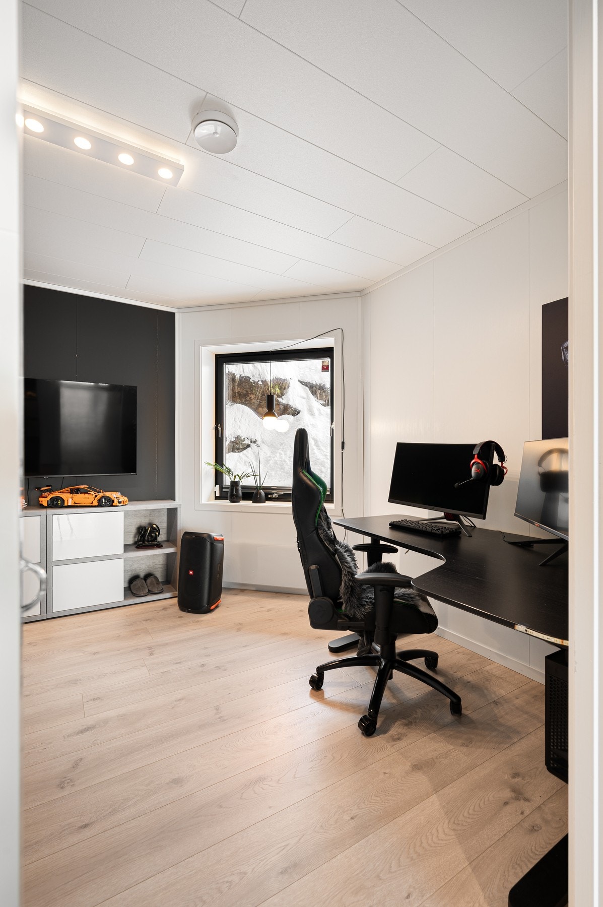 Boligens hoveddel inneholder totalt tre soverom, alle av god størrelse Galleribilde