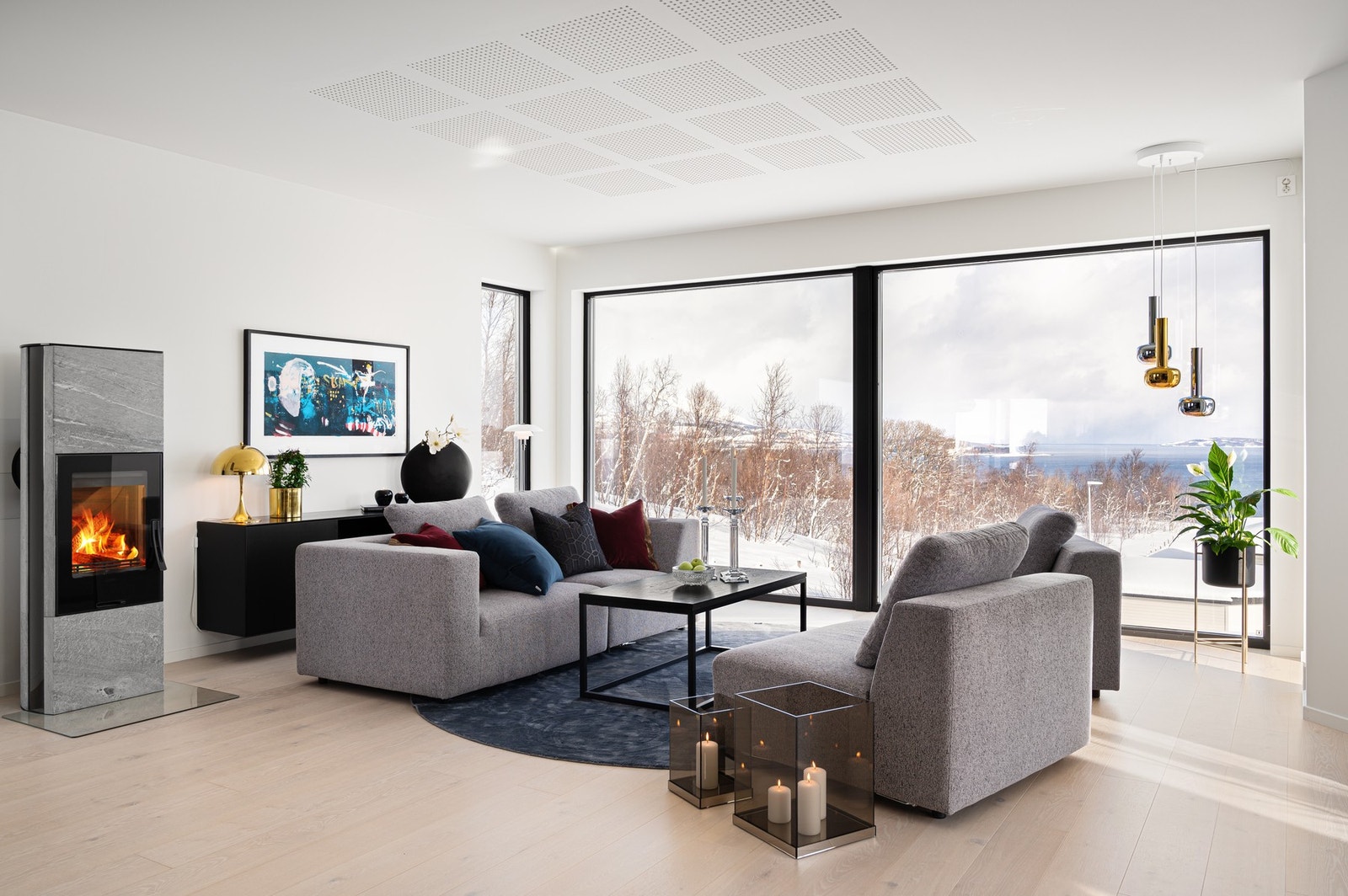 Panoramavinduer i stuen sørger for fantastisk utsikt og ikke minst at du får masse dagslys inn i hjemmet ditt Galleribilde