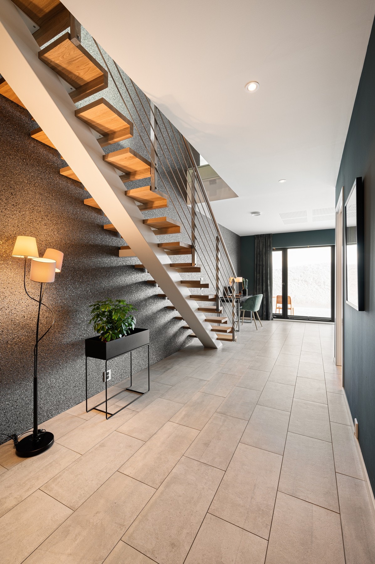 Kul oppsalet designtrapp med trinn i heltre Galleribilde