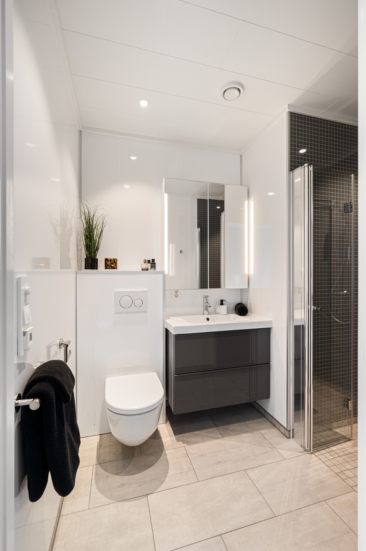 Pent bad med spotbelysning i tak Galleribilde