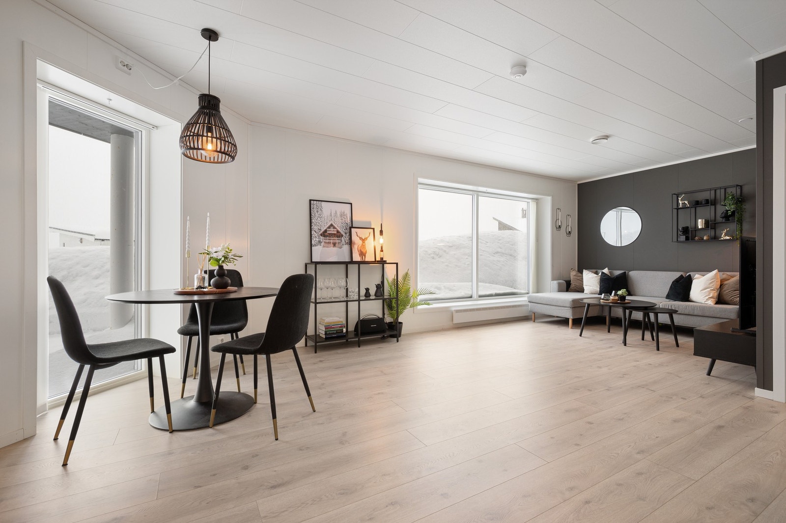 I deler av underetasjen er det etablert utleiedel med en lys og fin 2-roms leilighet Galleribilde