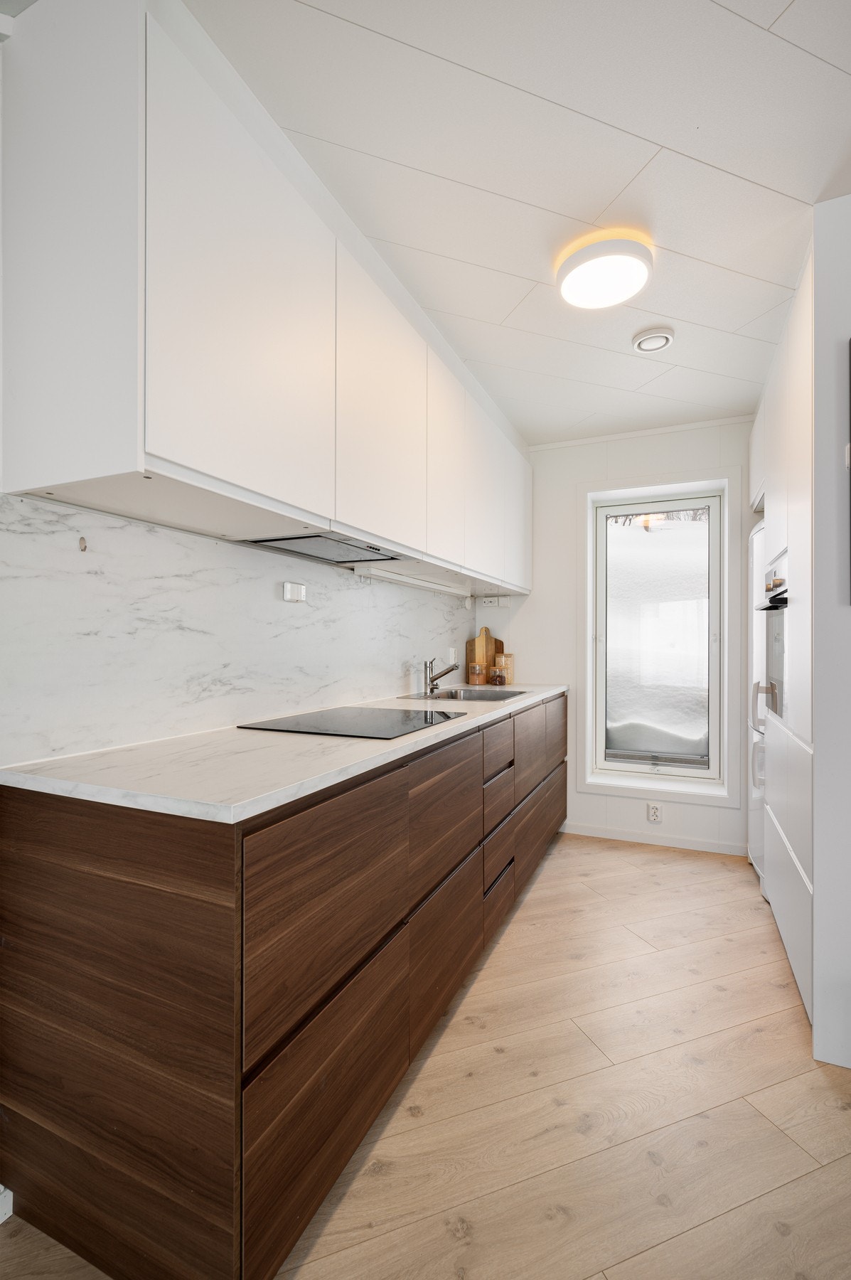 Moderne kjøkkeninnredning fra IKEA med integrerte hvitevarer (bortsett fra kjøleskap) Galleribilde