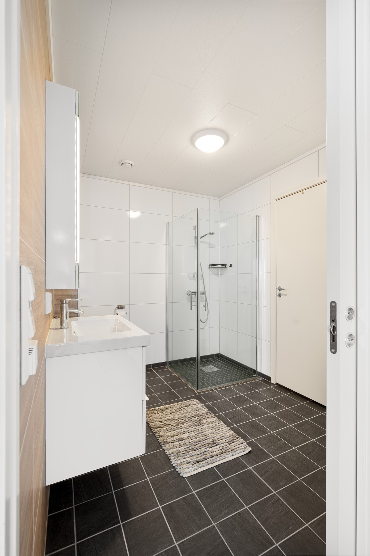 Døren til høyre går til vaskerom/teknisk rom for leiligheten Galleribilde