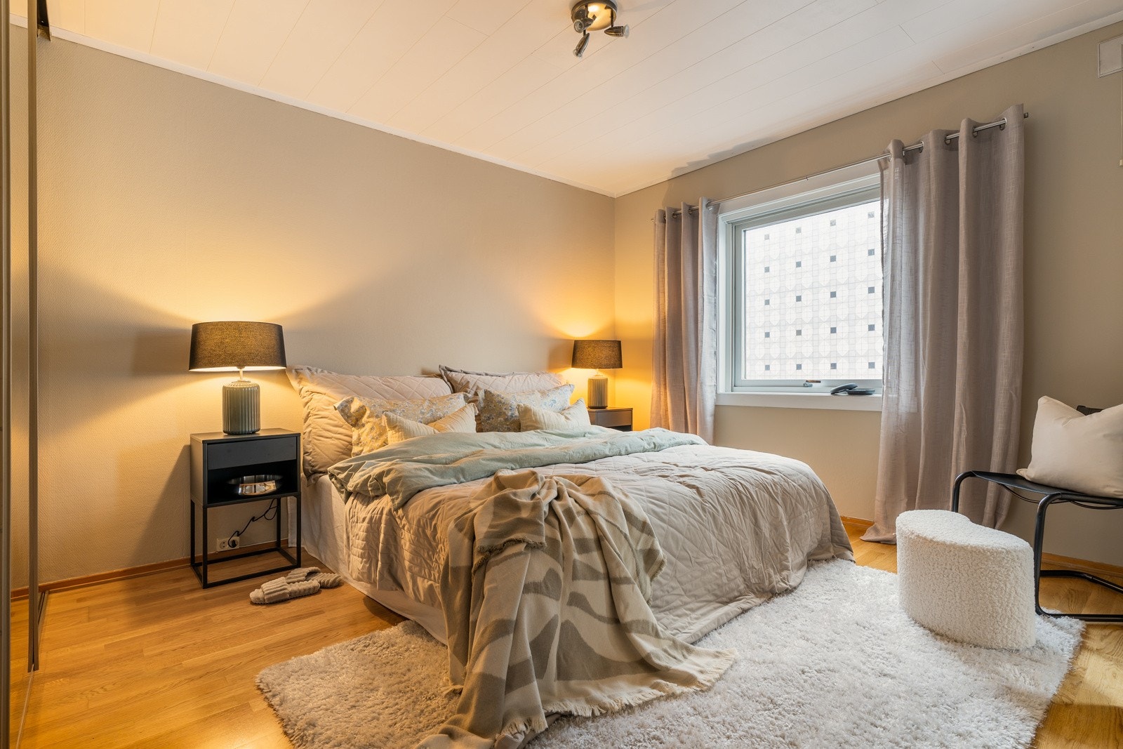 Stort hovedsoverom ut mot stille omgivelser. Galleribilde