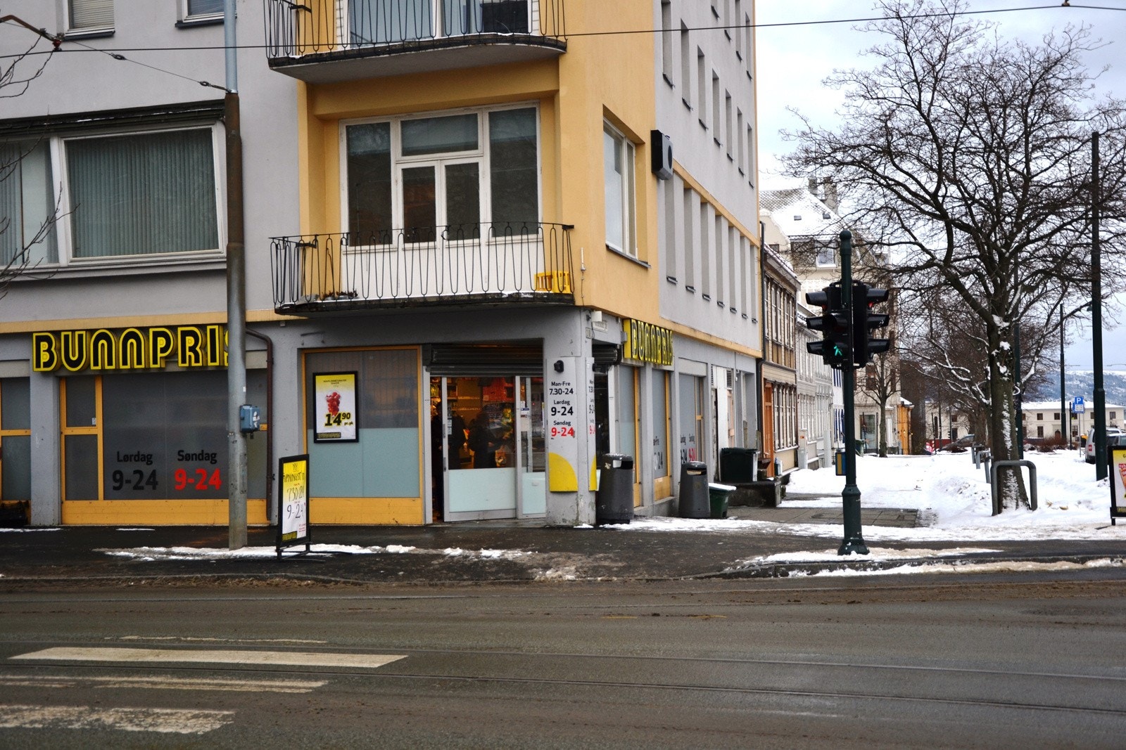 Søndagsåpen Bunnpris kun 50m unna leiligheten. Galleribilde