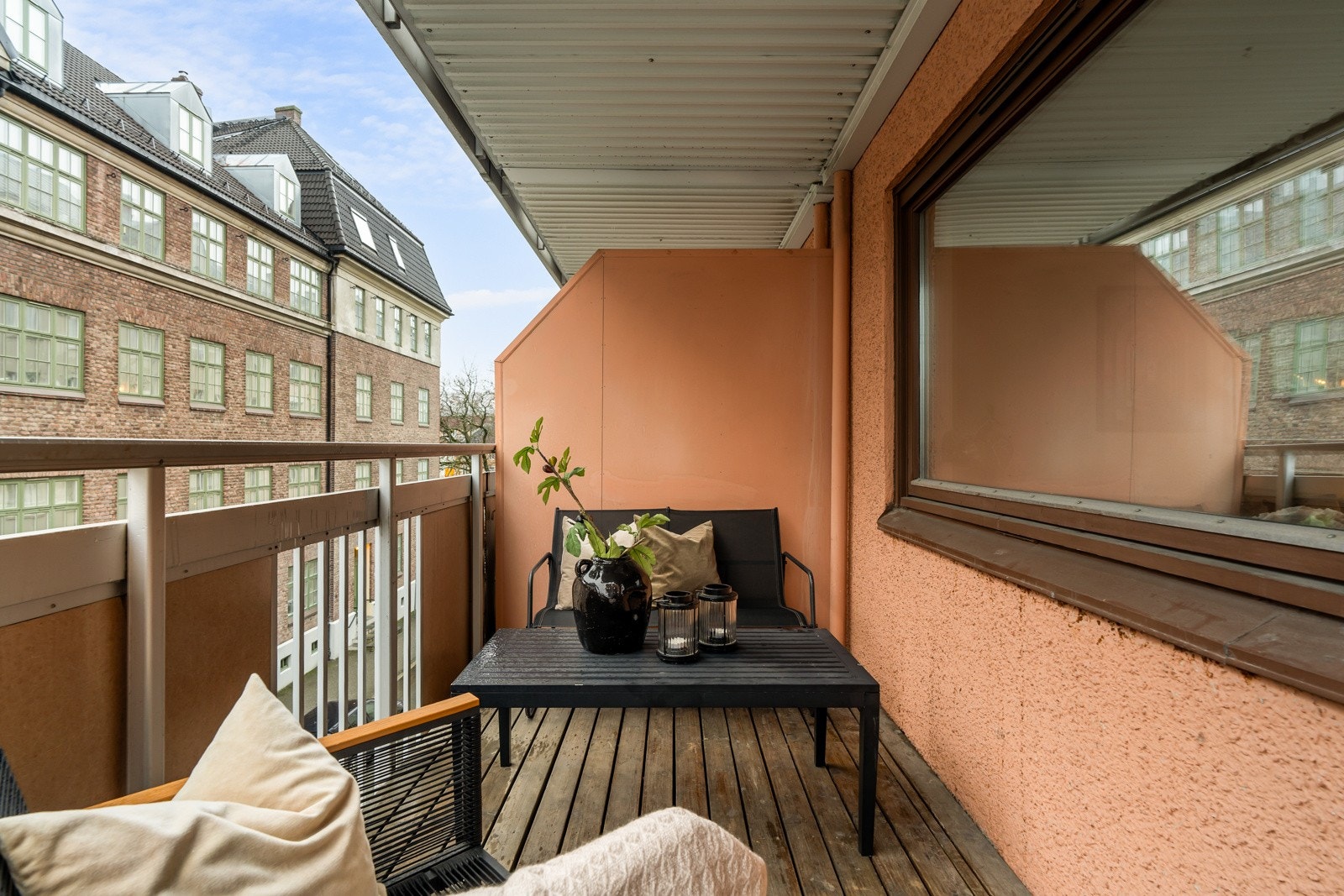 Romslig sørvendt balkong. Galleribilde