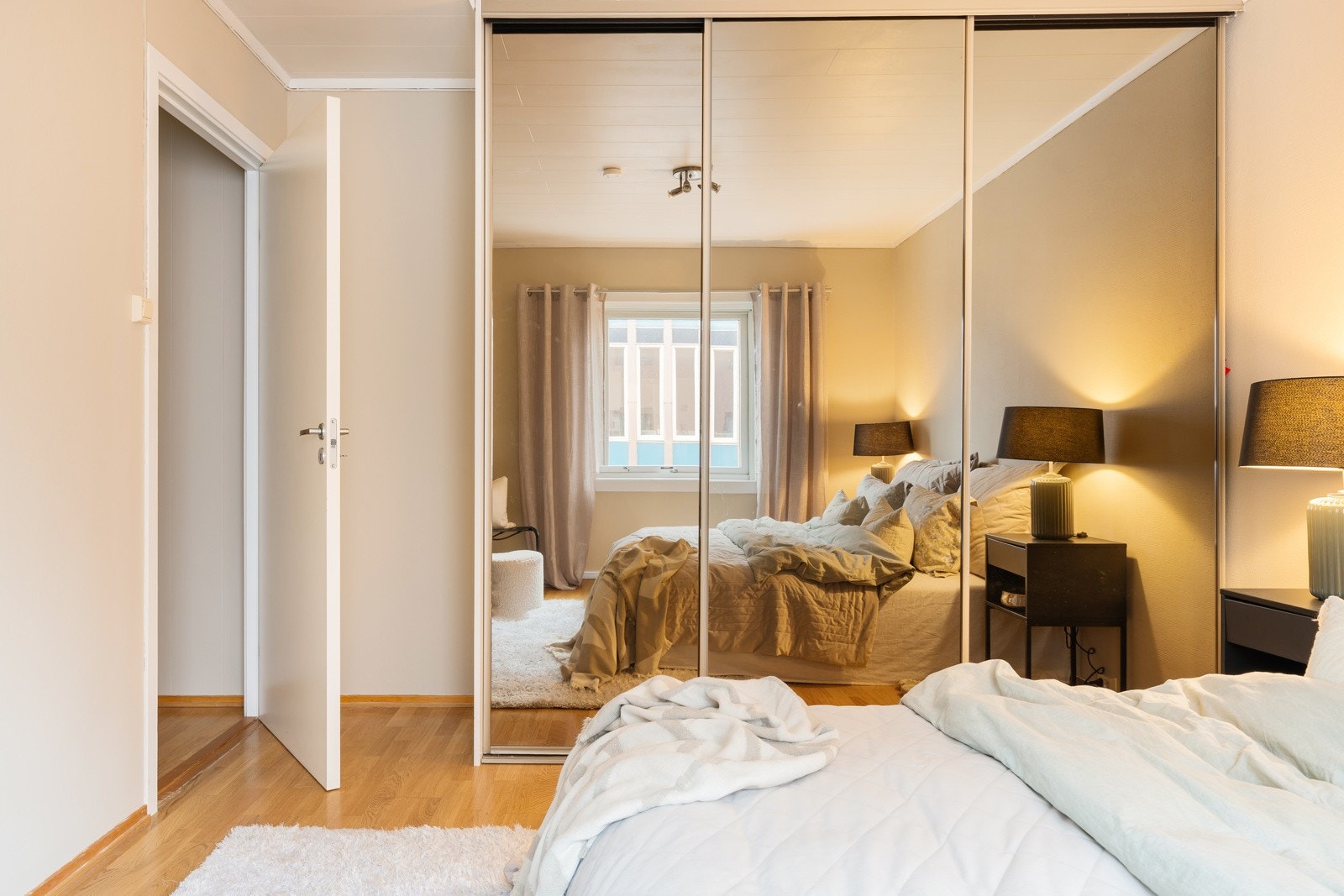 Romslig skyvedørsgarderobe med speilfronter. Galleribilde