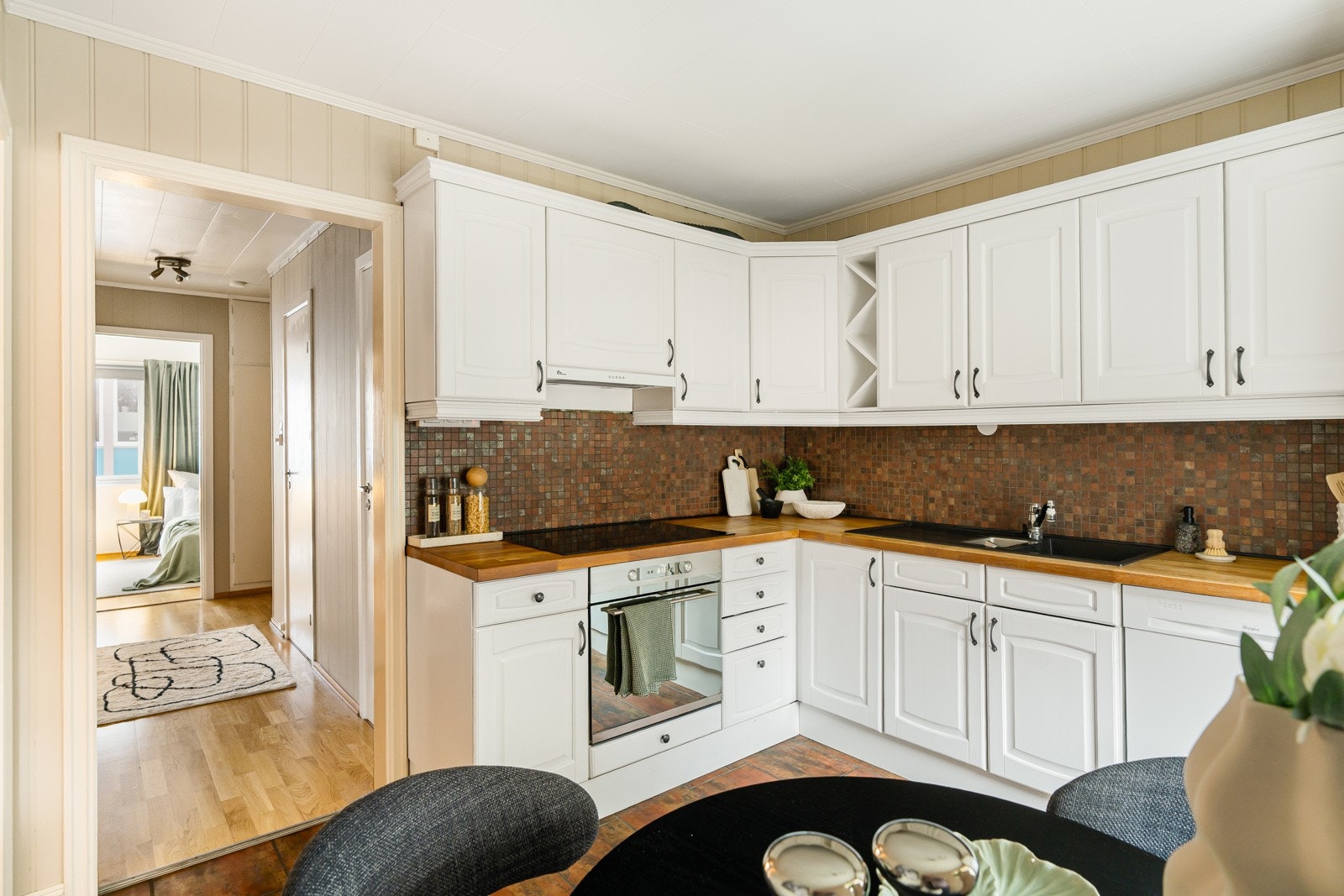 Stort kjøkken med rikelig benk- og skapplass. Galleribilde