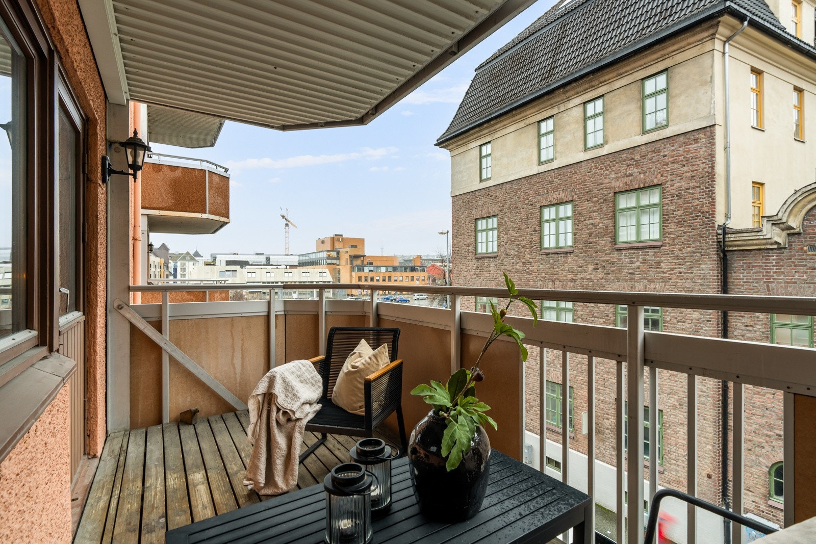 En romslig 3-roms leilighet i 3. etasje med balkong beliggende i Midtbyen. Galleribilde