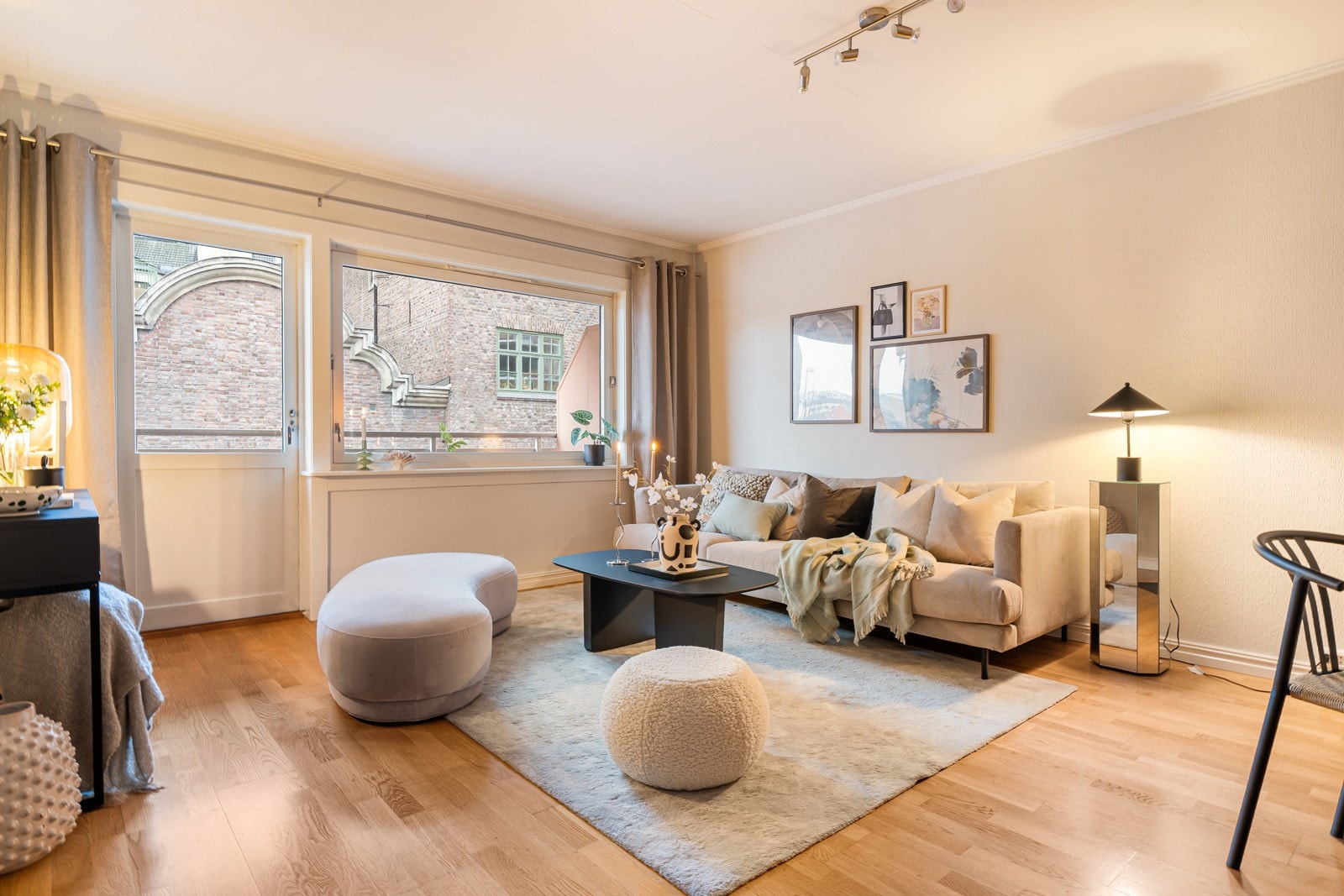 Fra stuen er det utgang til balkong. Galleribilde