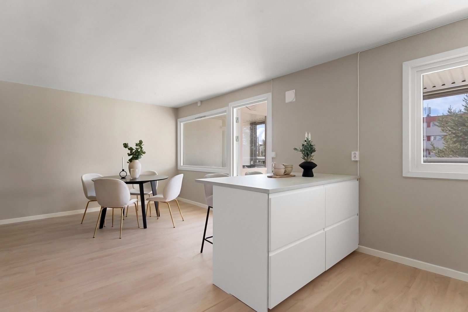 Kjøkkenøy med barløsning og skuffer Galleribilde