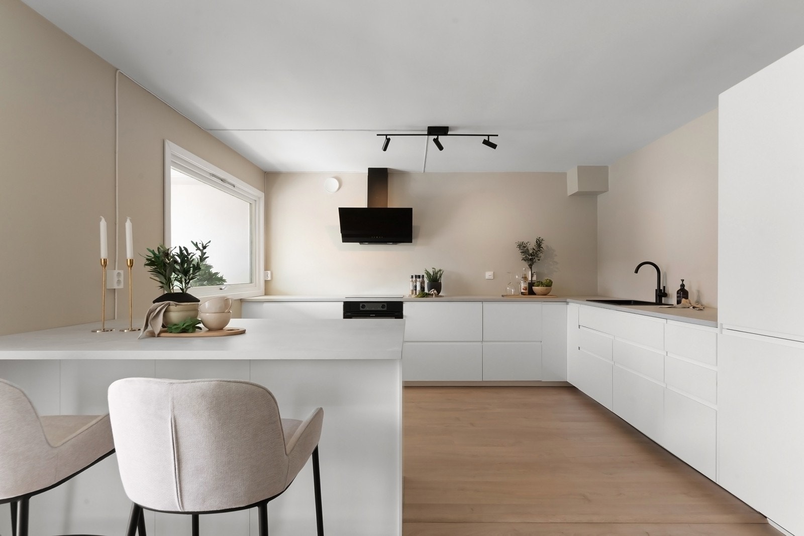 Godt med skap- og benkeplass. Galleribilde