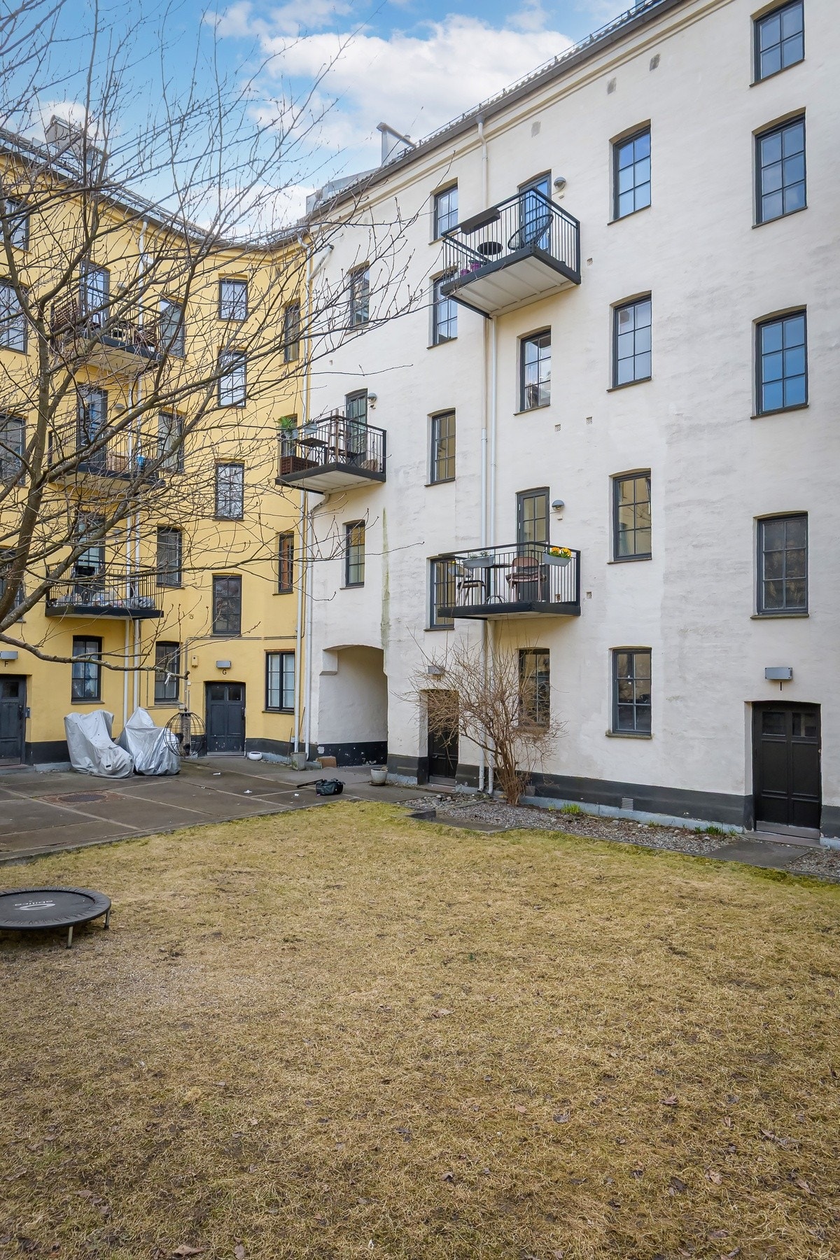 Kort vei til flere trivelige grøntområder som Sofienbergparken, Kubaparken, Olaf Ryes Plass og Birkelunden. Treningsmuligheter på Sats Ringnes Park, Evo Grünerløkka, Fagerheimen Tennisklubb og idrettsanlegget på Dælenenga, samt Klatreverket på Vulkan. Galleribilde