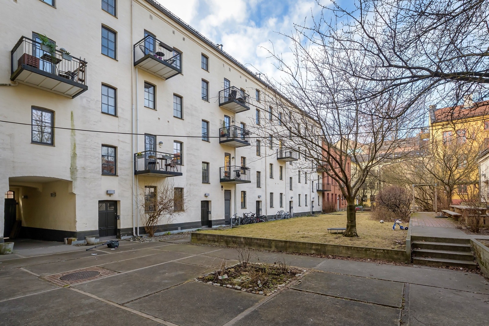 Godt offentlig transporttilbud med både trikker (nr. 11, 12 og 18) og busser (nr. 31, 34 og 54) rett i nærheten. Grunerløkka ligger dessuten ca. 10 min gange fra sentrum og det er lett å ta seg til sentralbanestasjonen med både flytog- og bussforbindelser Galleribilde