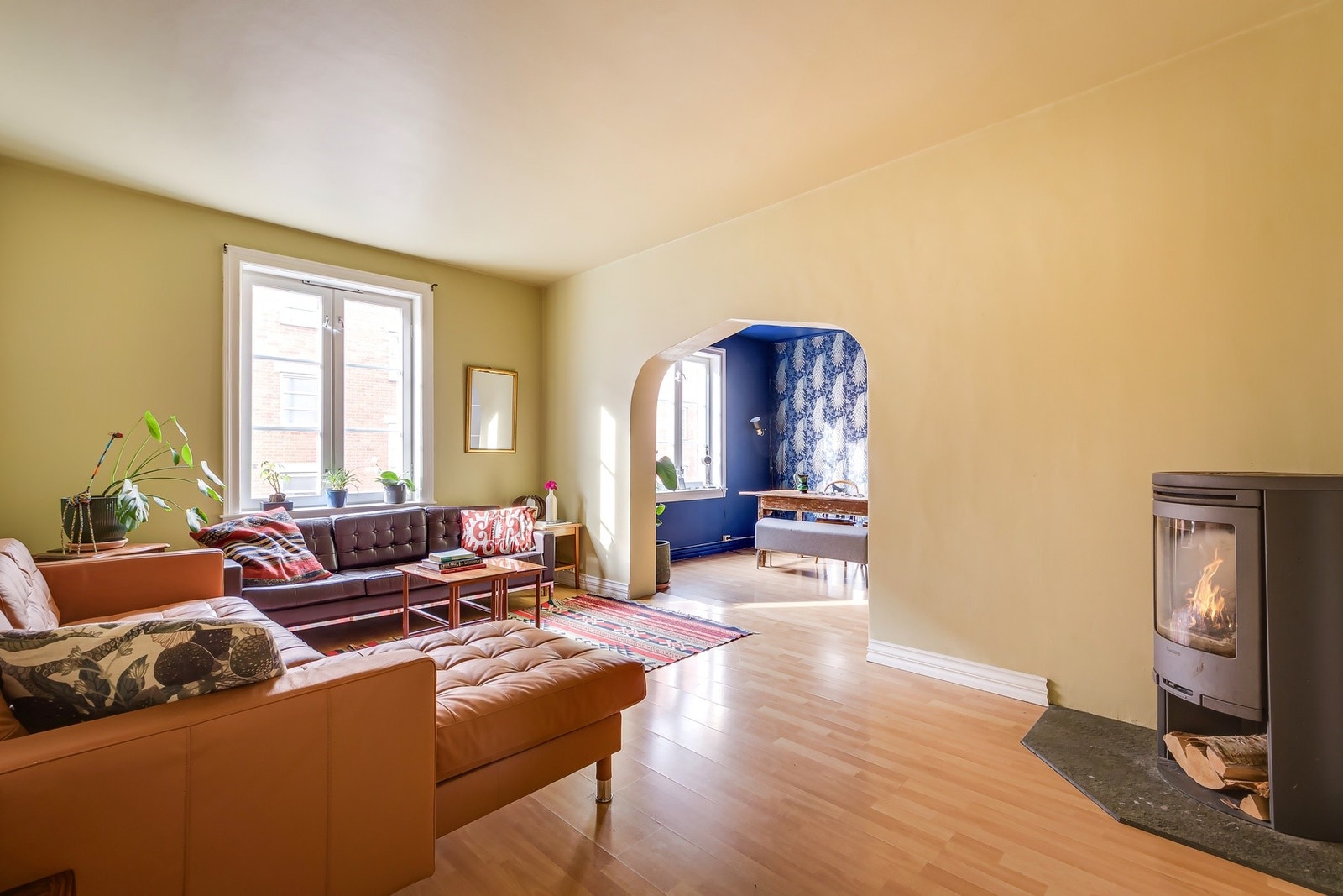 Romslig og luftig stue med gode møbleringsmuligheter. Galleribilde