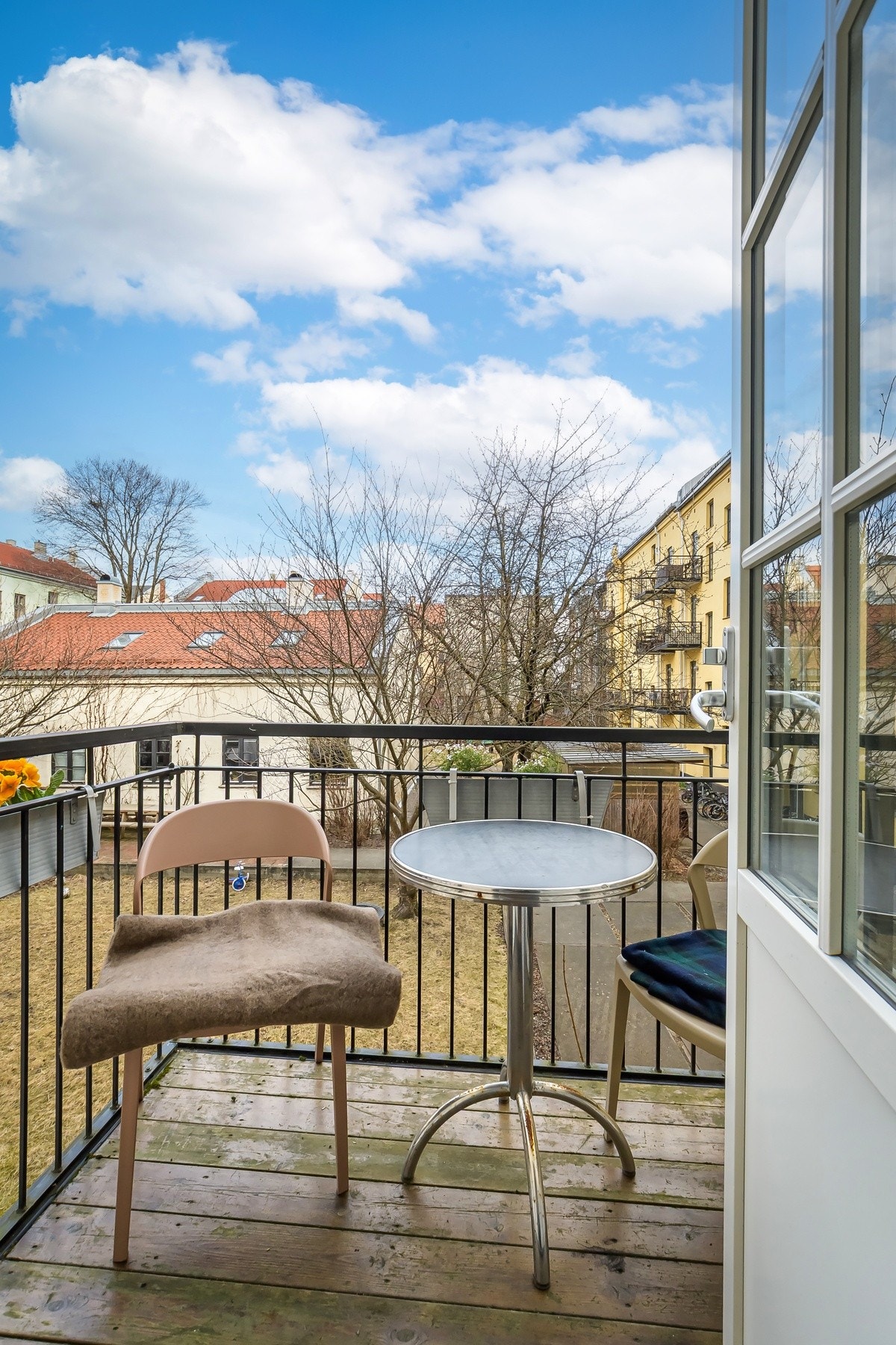 Fra kjøkkenet er det videre utgang til en meget koselig balkong. Galleribilde