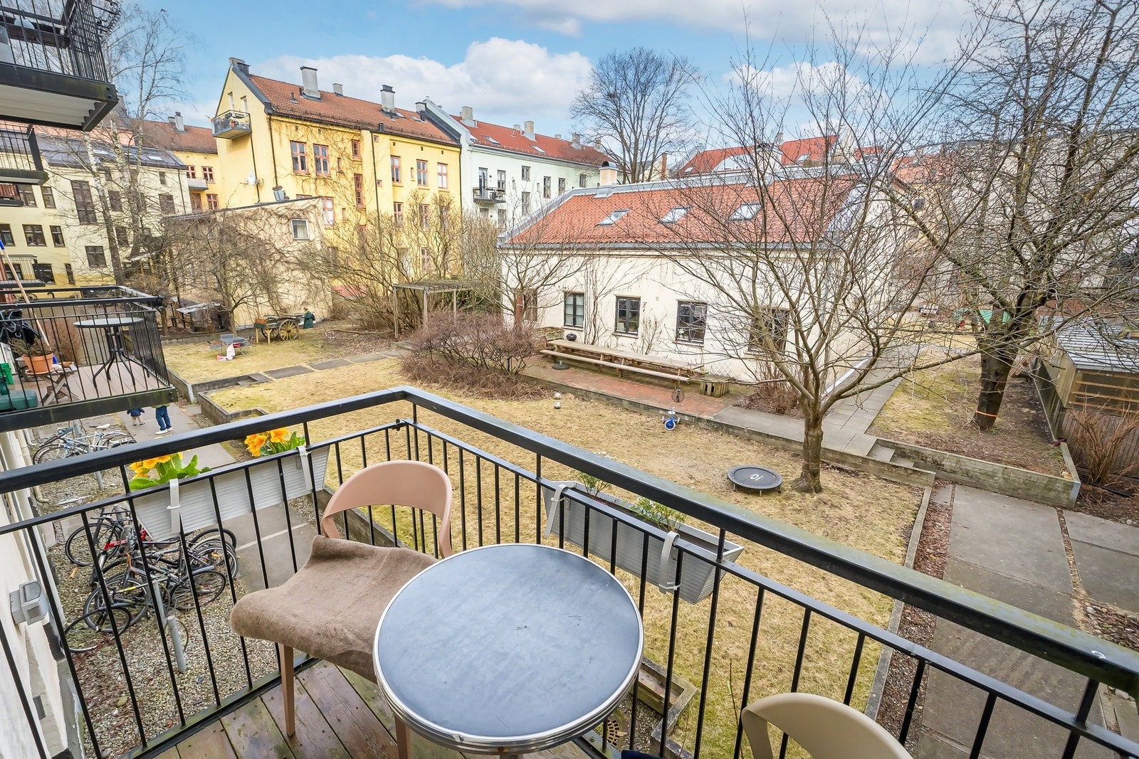 Balkongen er på ca. 2,9 kvm og vender mot rolig og grønt gårdsrom. Galleribilde