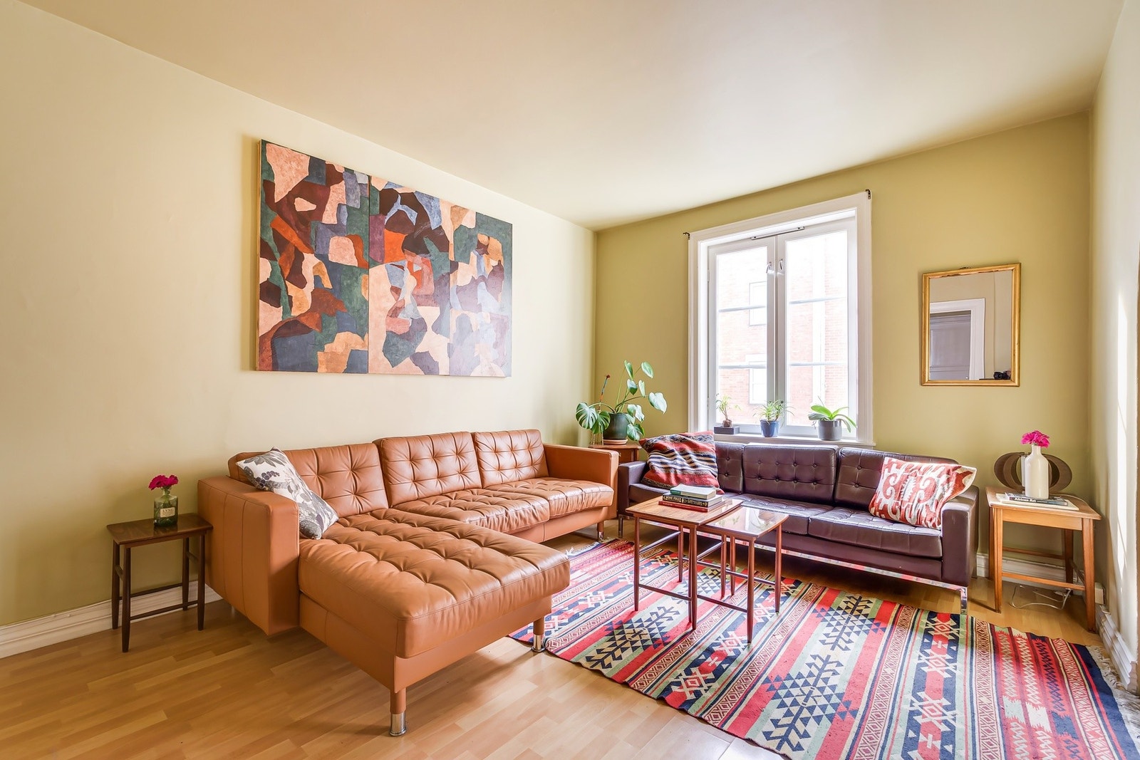 Det er plass til sofaseksjon og medievegg. Galleribilde